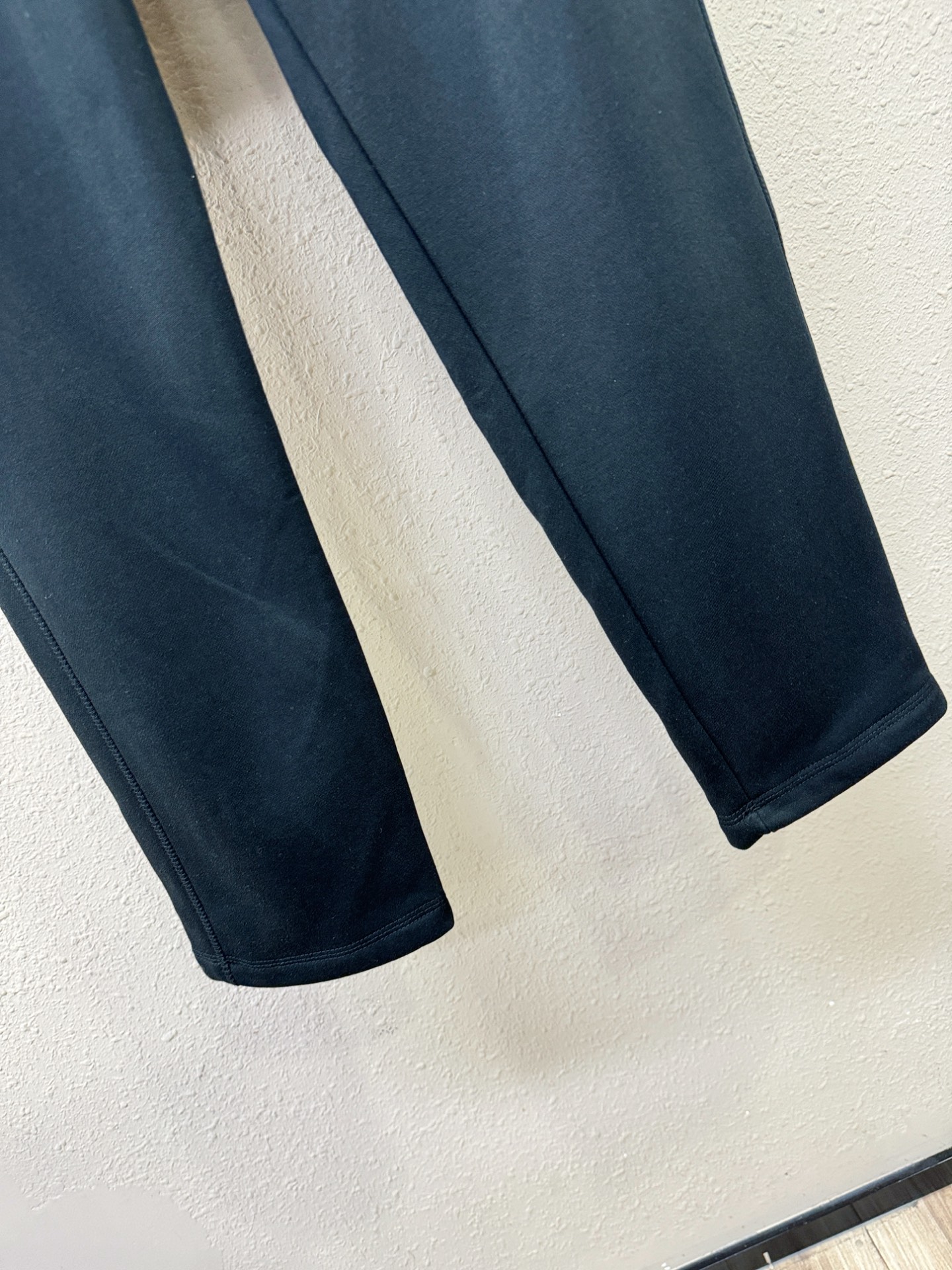 Loro Piana诺悠翩雅 2025秋冬超火爆休闲裤，选用欧洲进口面料，柔软舒适有质感，原版五金配件，