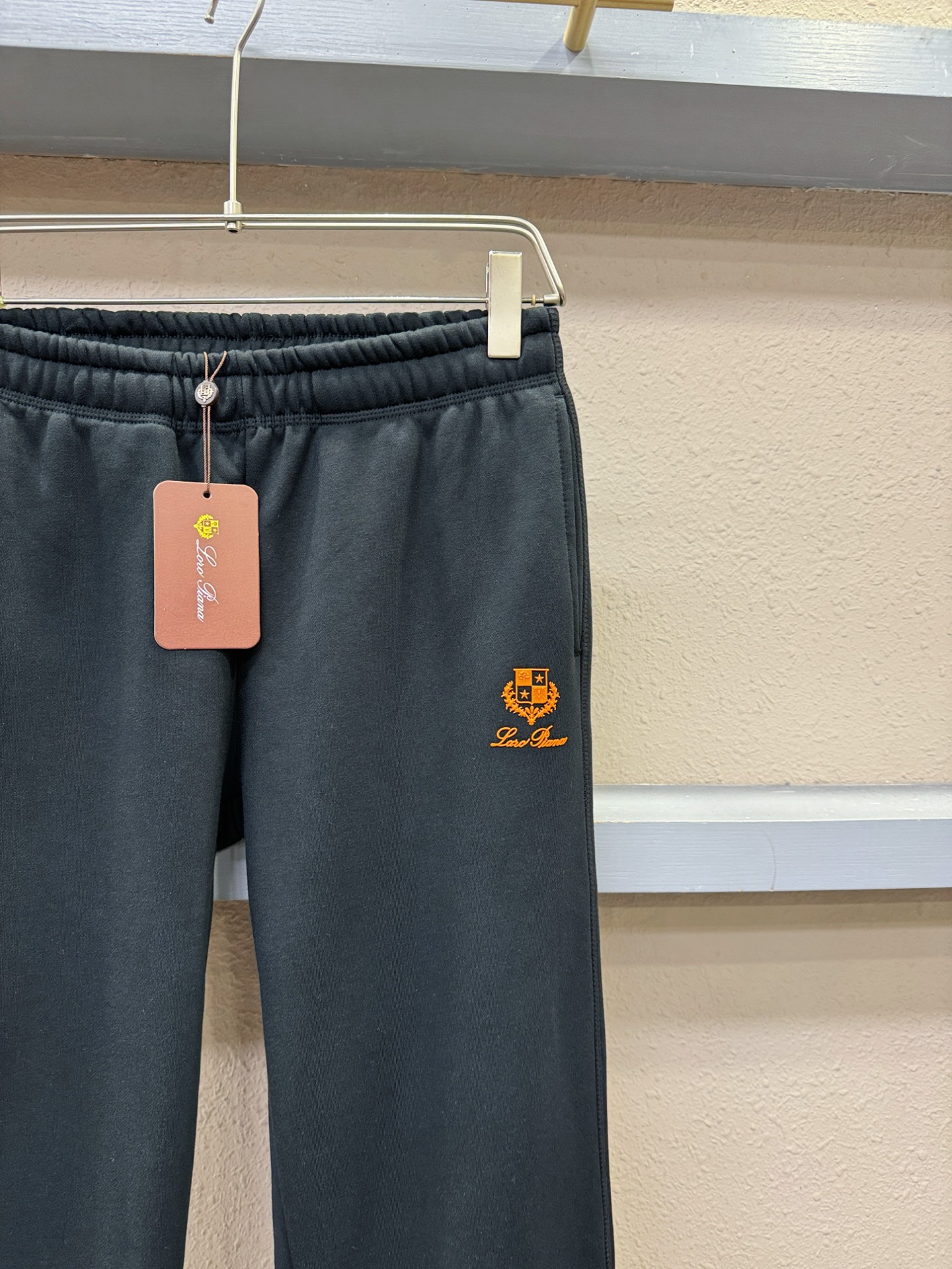 Loro Piana诺悠翩雅 2025秋冬超火爆休闲裤，选用欧洲进口面料，柔软舒适有质感，原版五金配件，