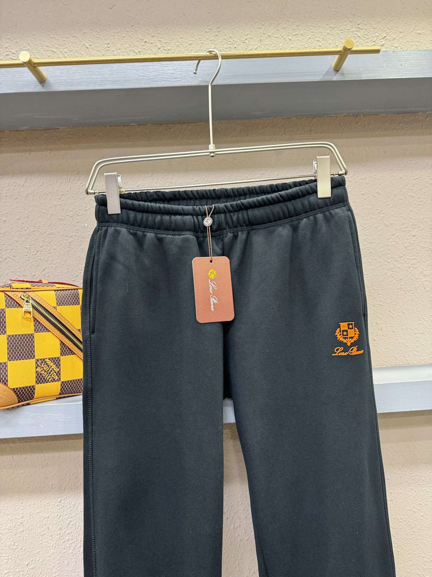 Loro Piana诺悠翩雅 2025秋冬超火爆休闲裤，选用欧洲进口面料，柔软舒适有质感，原版五金配件，