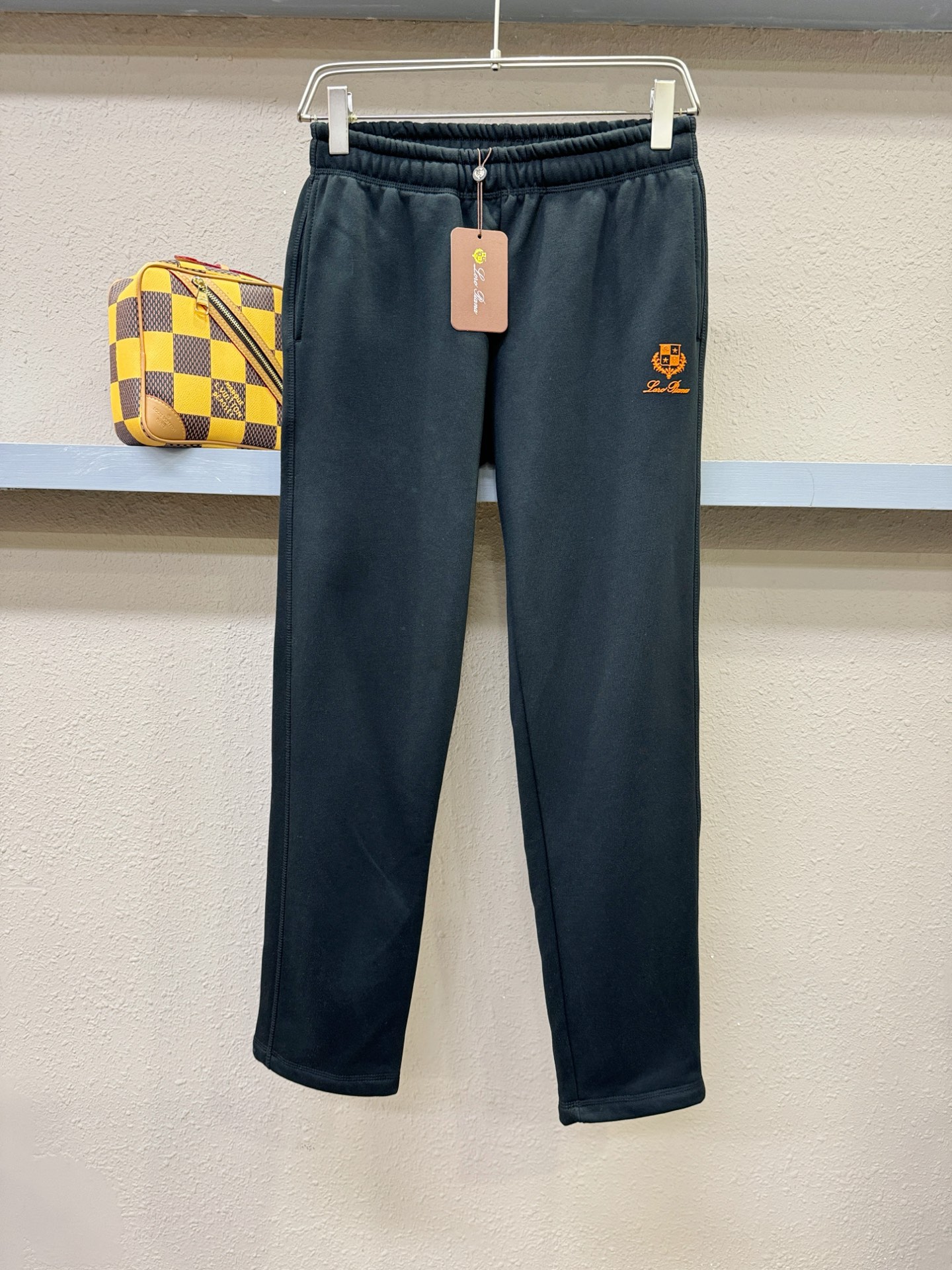 Loro Piana诺悠翩雅 2025秋冬超火爆休闲裤，选用欧洲进口面料，柔软舒适有质感，原版五金配件，