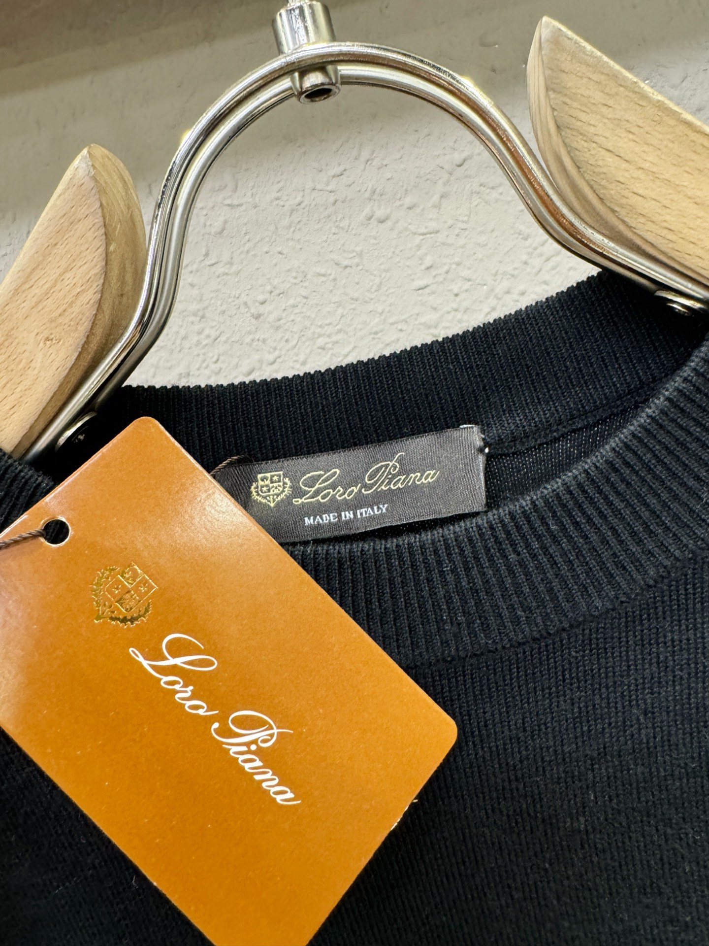 Loro Piana诺悠翩雅 顶级品质 2025秋冬新品短袖羊毛衫！桑蚕丝+绵羊毛面料，手感柔软。顶级进