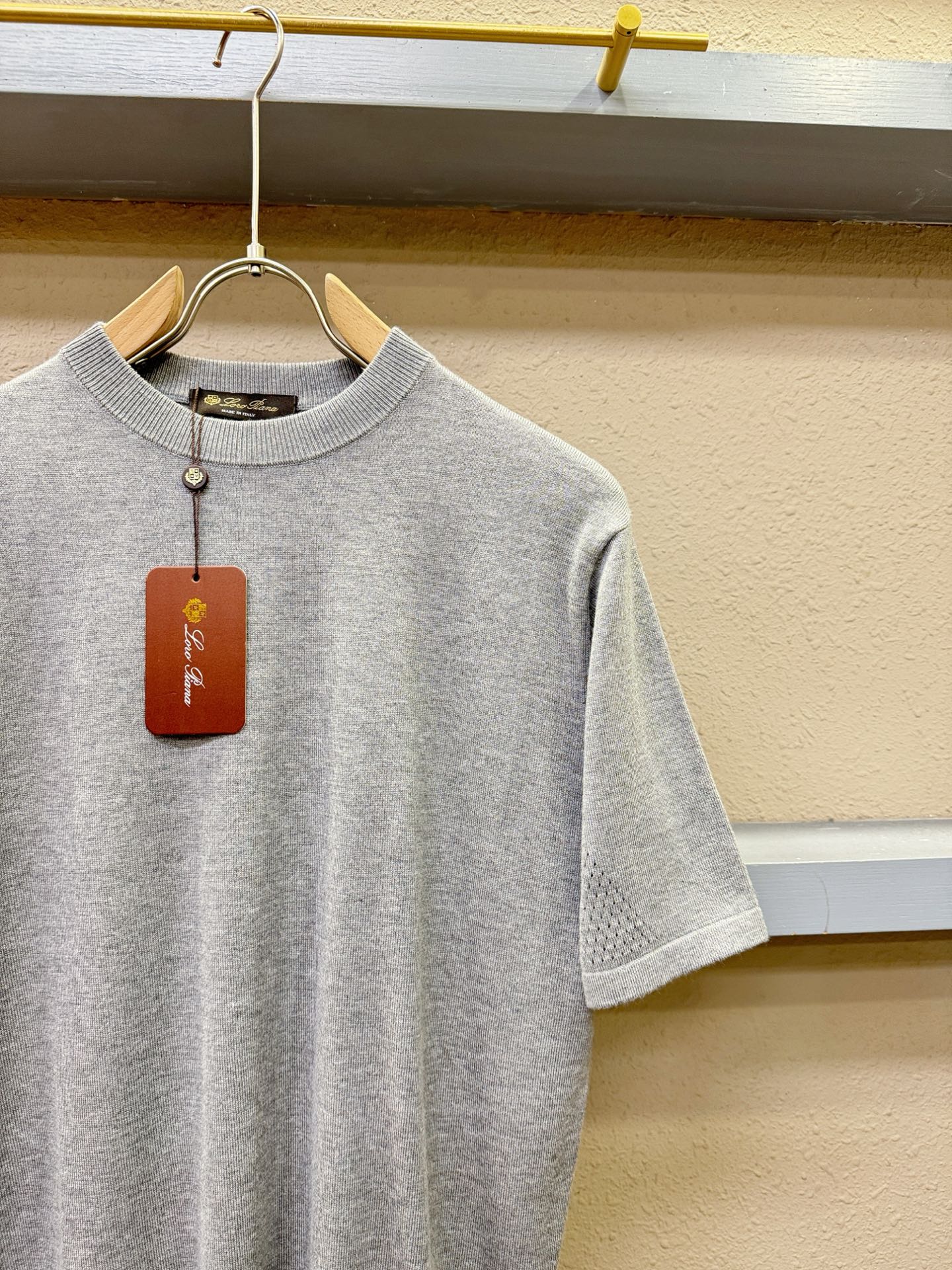 Loro Piana诺悠翩雅 顶级品质 2025秋冬新品短袖羊毛衫！桑蚕丝+绵羊毛面料，手感柔软。顶级进