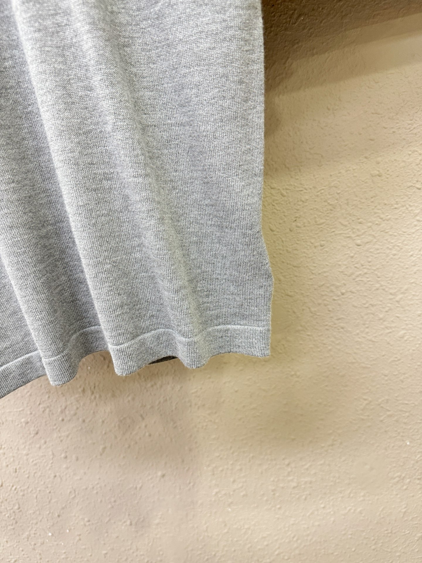 Loro Piana诺悠翩雅 顶级品质 2025秋冬新品短袖羊毛衫！桑蚕丝+绵羊毛面料，手感柔软。顶级进