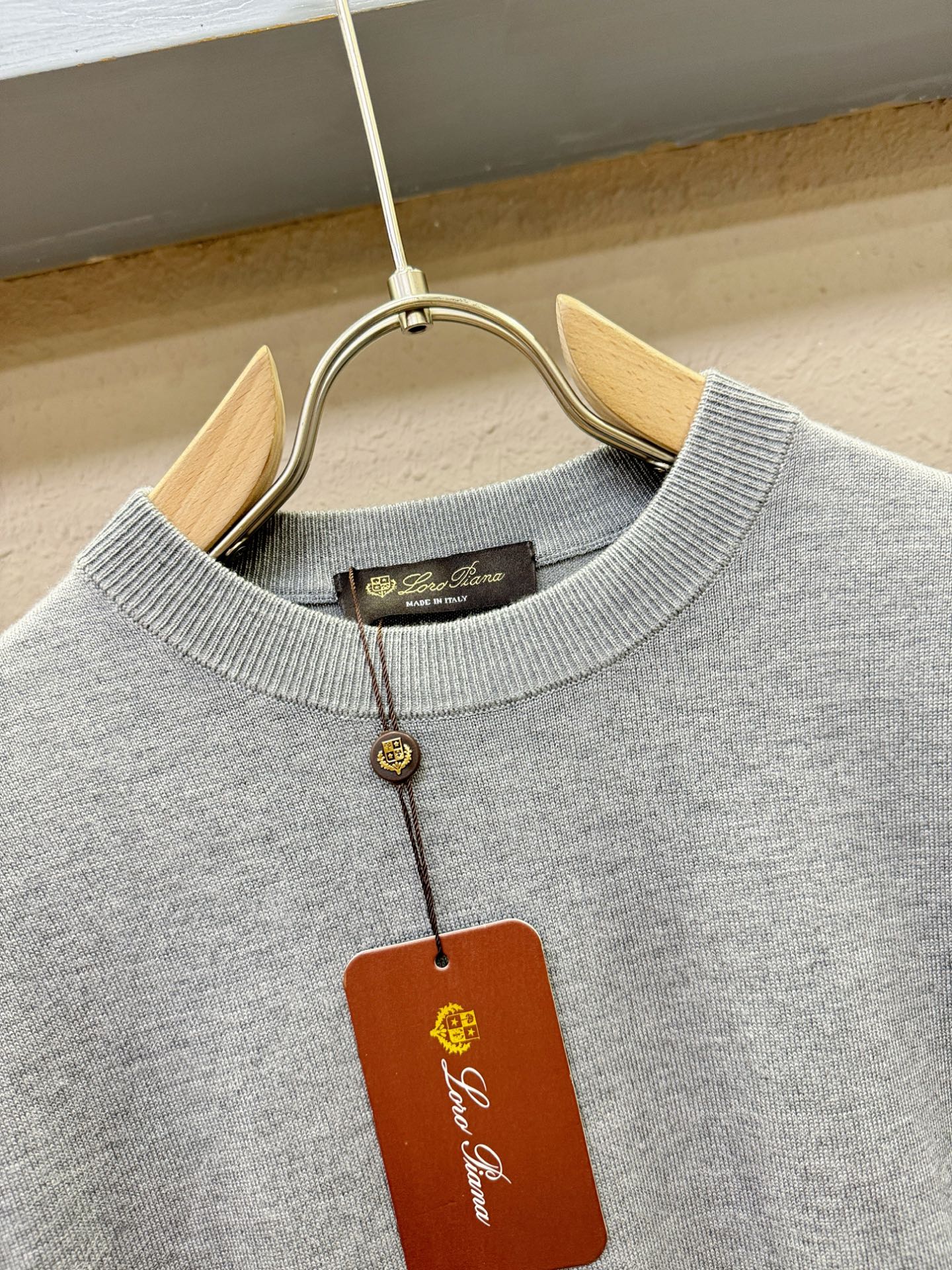 Loro Piana诺悠翩雅 顶级品质 2025秋冬新品短袖羊毛衫！桑蚕丝+绵羊毛面料，手感柔软。顶级进