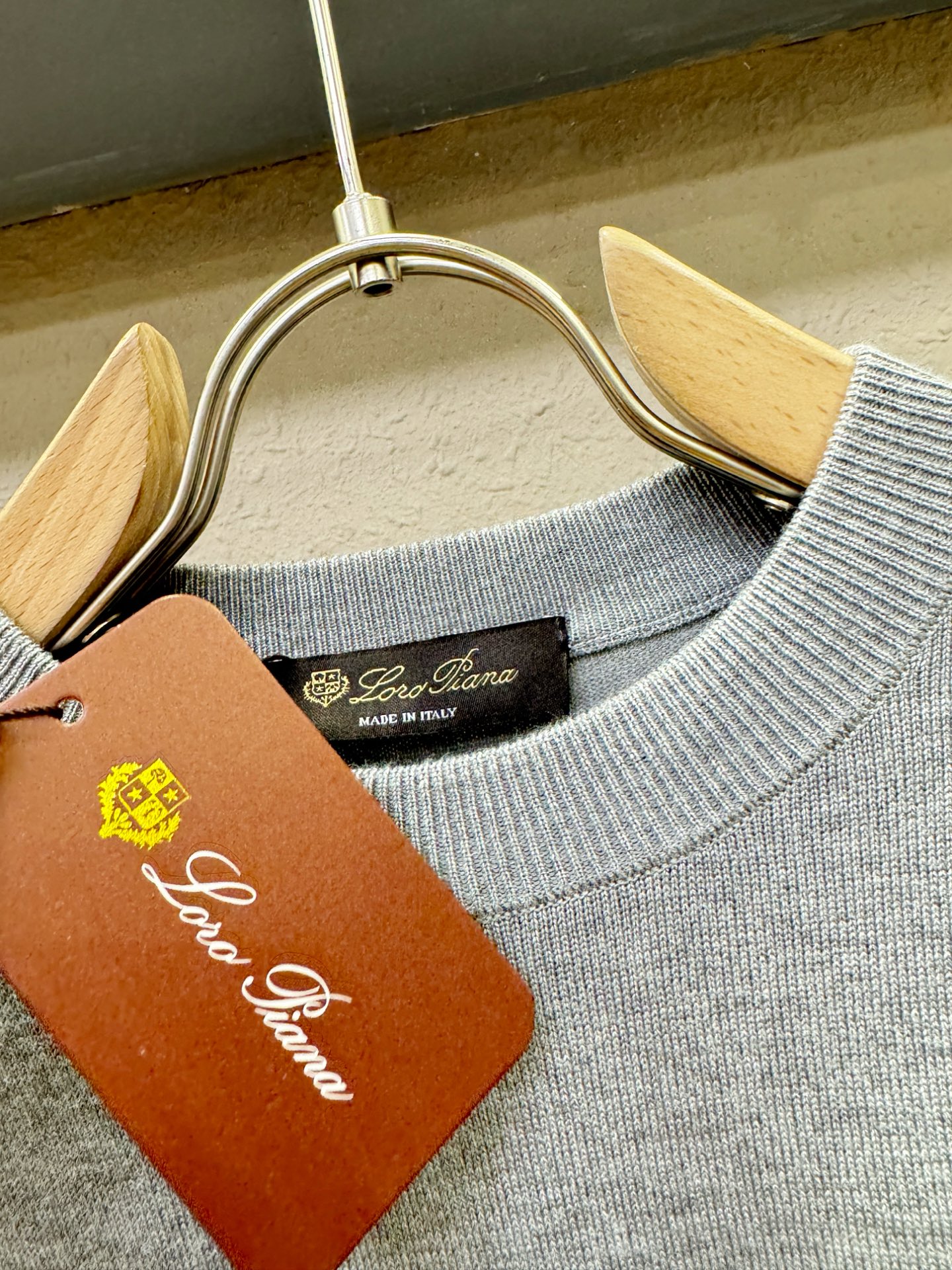 Loro Piana诺悠翩雅 顶级品质 2025秋冬新品短袖羊毛衫！桑蚕丝+绵羊毛面料，手感柔软。顶级进