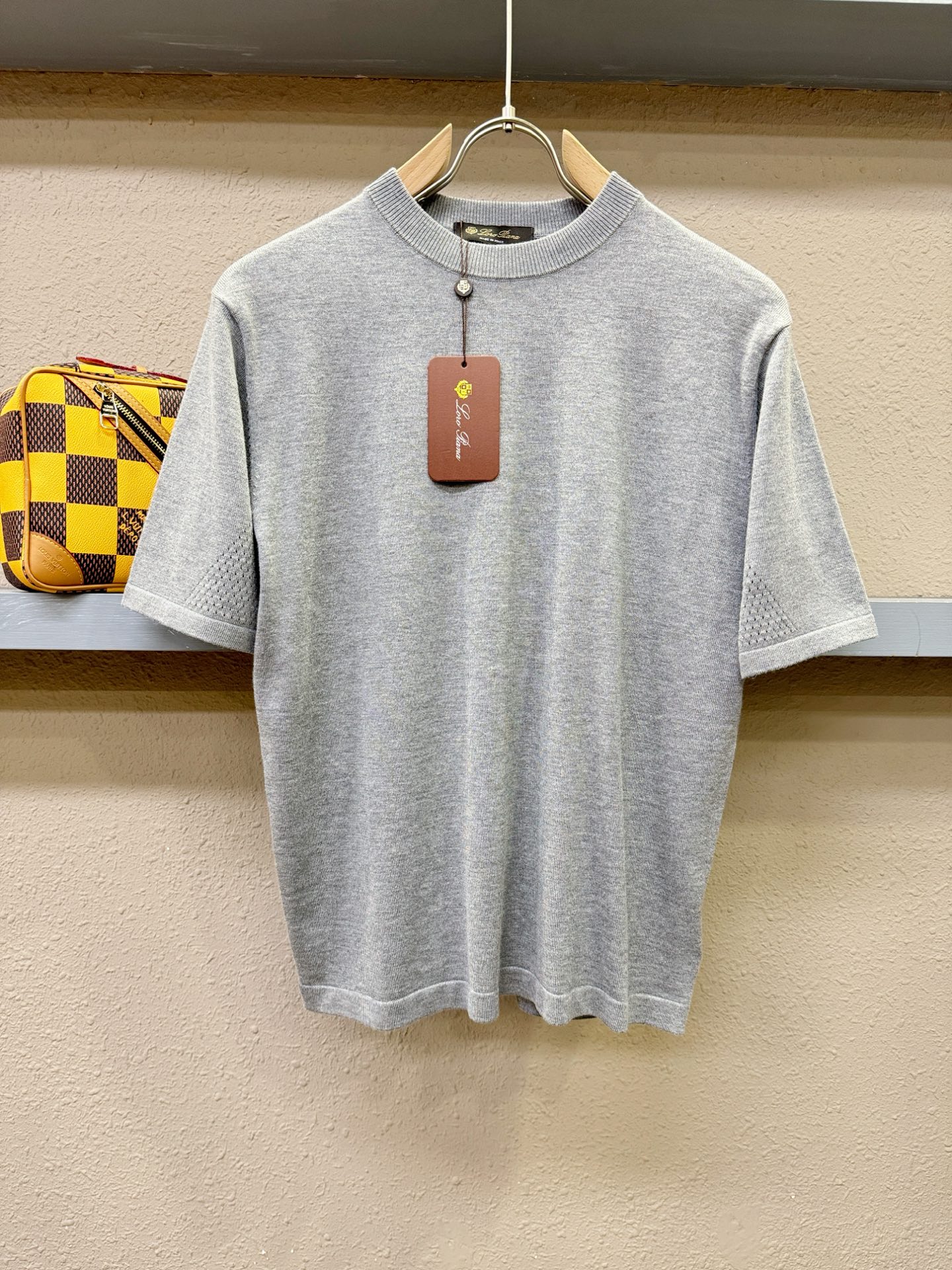 Loro Piana诺悠翩雅 顶级品质 2025秋冬新品短袖羊毛衫！桑蚕丝+绵羊毛面料，手感柔软。顶级进