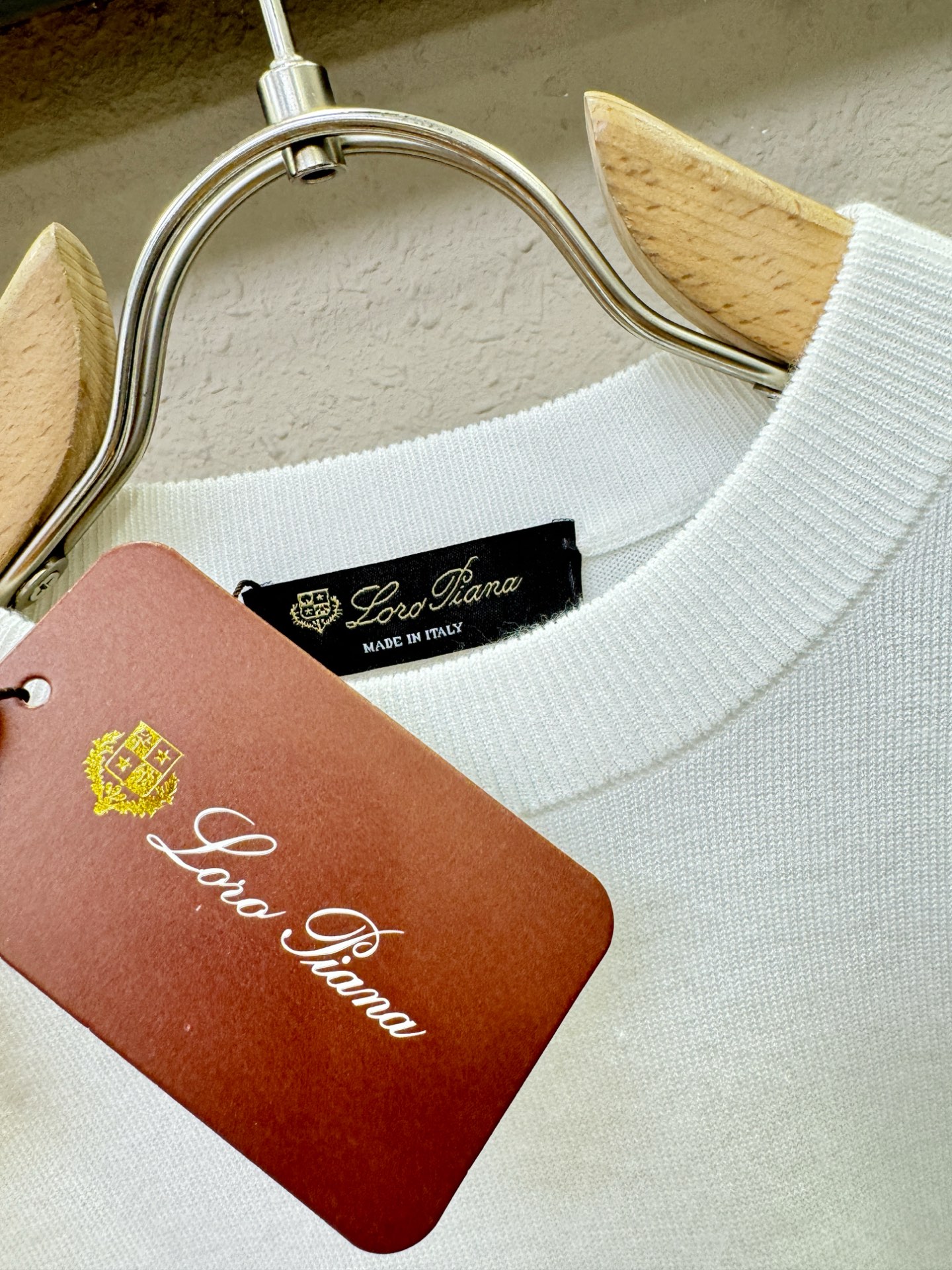 Loro Piana诺悠翩雅 顶级品质 2025秋冬新品短袖羊毛衫！桑蚕丝+绵羊毛面料，手感柔软。顶级进