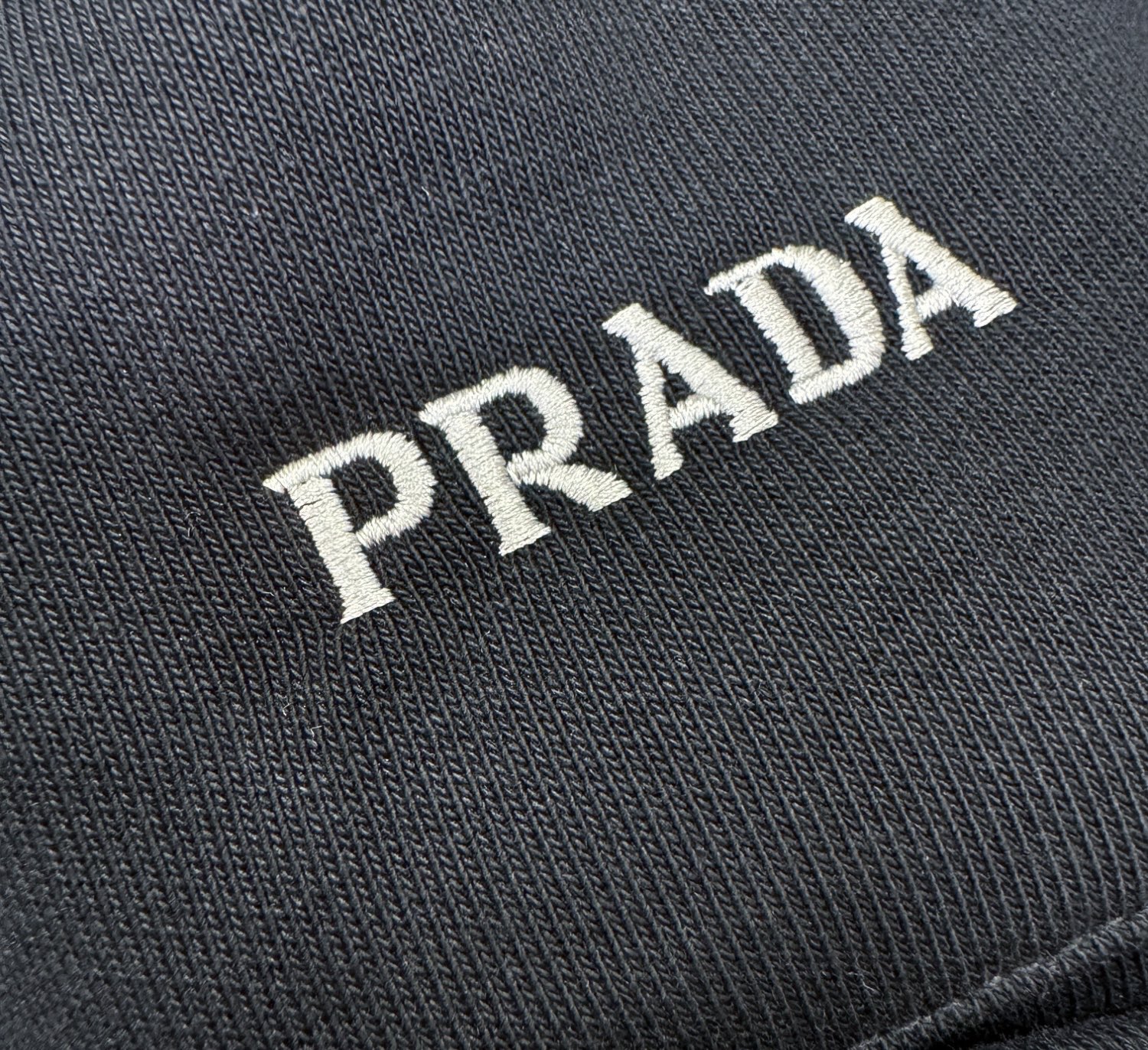 PRADA 普拉达 2025ss秋冬新品 长袖带帽卫衣，经典Logo设计，百搭款 官网同步发售 定制面料