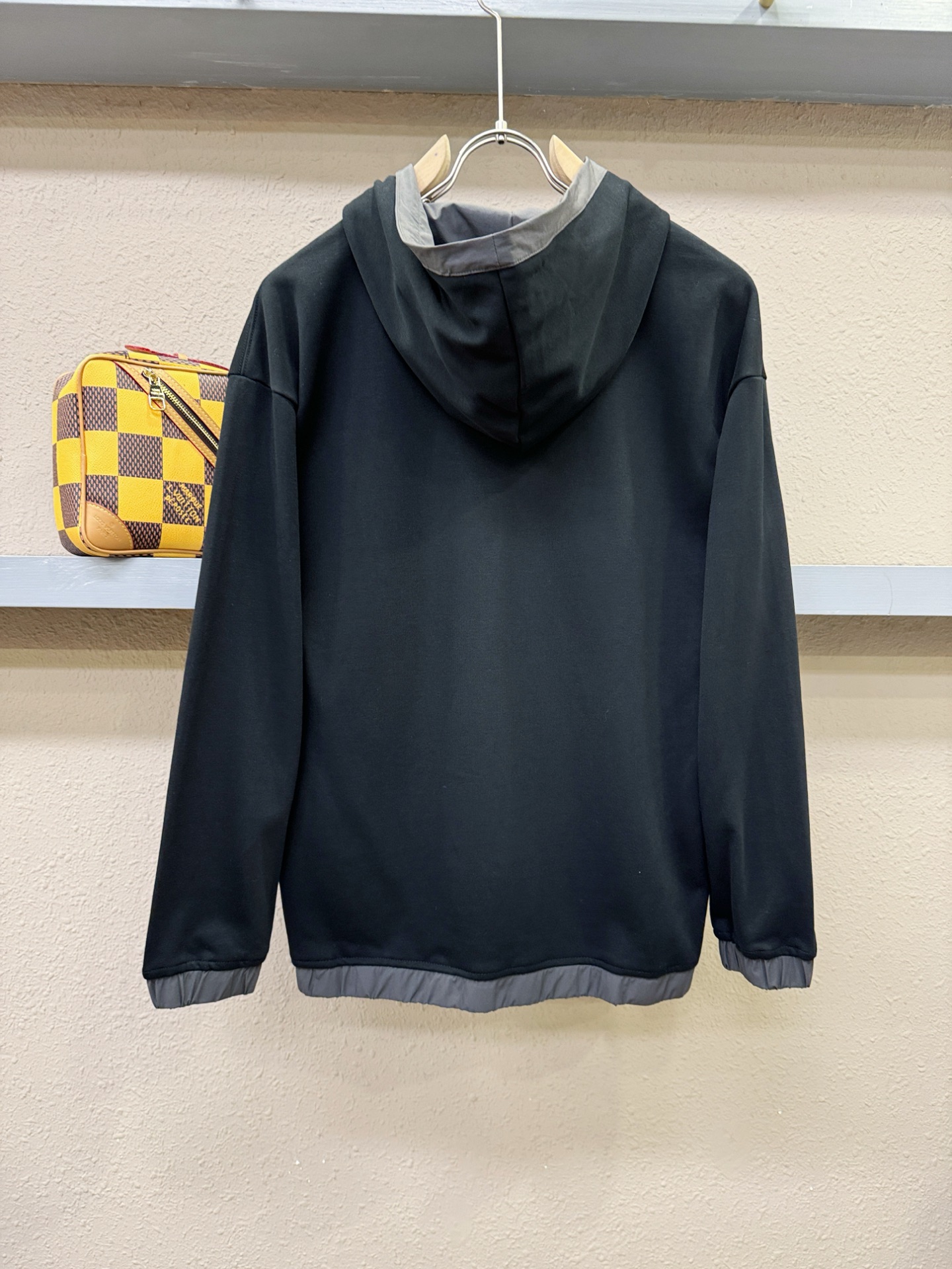 PRADA 普拉达 2025ss秋冬新品 长袖带帽卫衣，经典Logo设计，百搭款 官网同步发售 定制面料