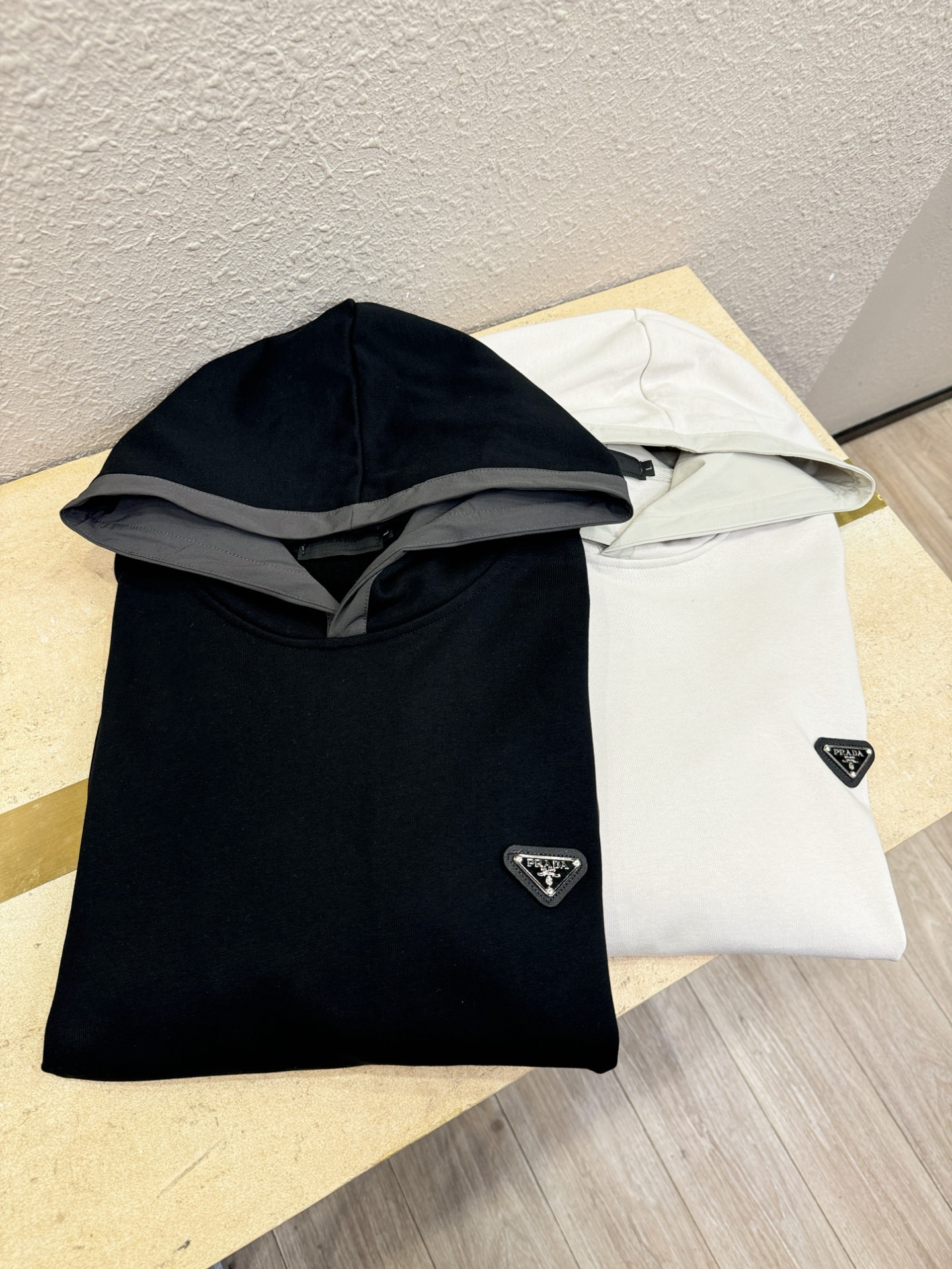 PRADA 普拉达 2025ss秋冬新品 长袖带帽卫衣，经典Logo设计，百搭款 官网同步发售 定制面料