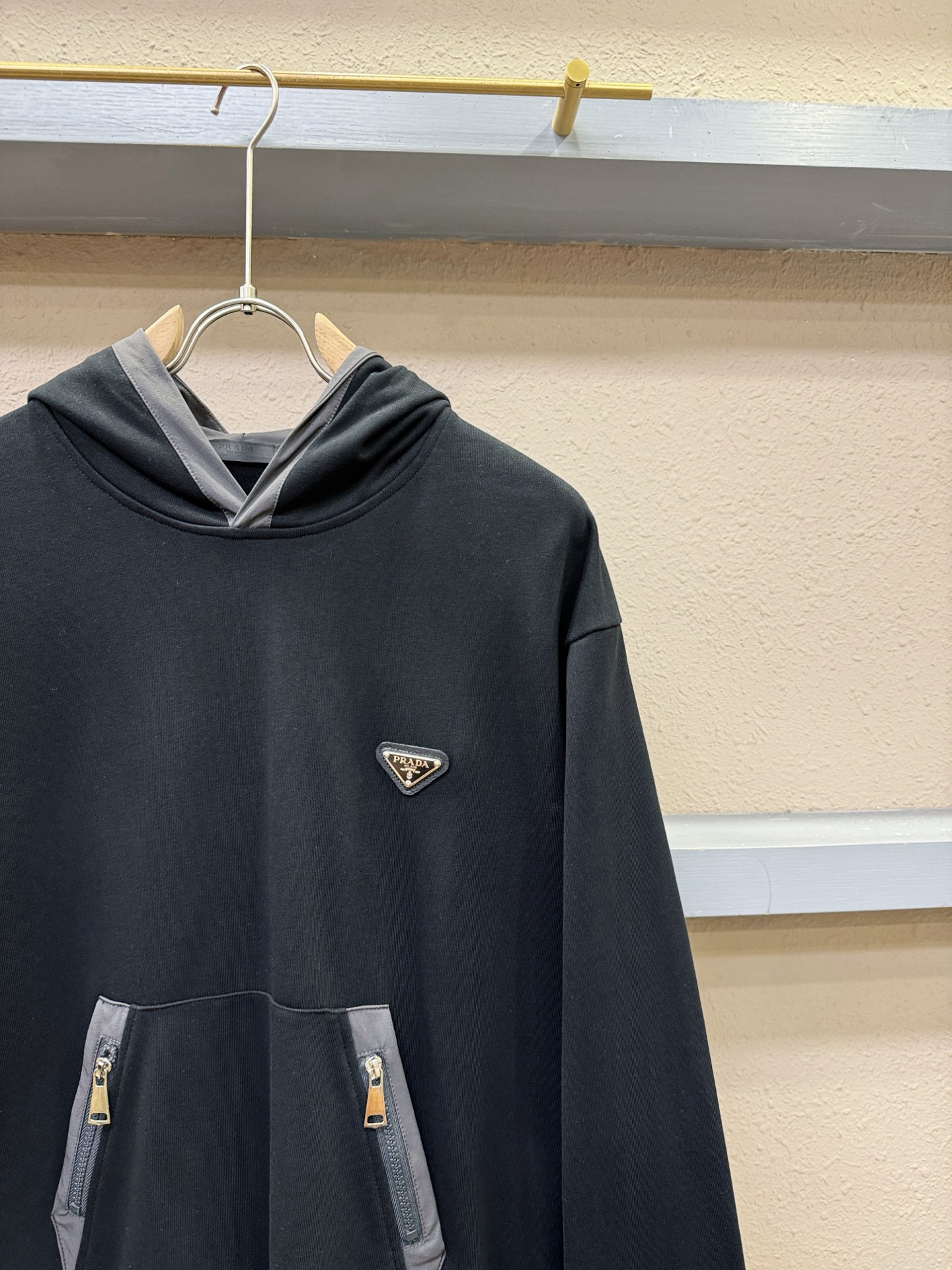 PRADA 普拉达 2025ss秋冬新品 长袖带帽卫衣，经典Logo设计，百搭款 官网同步发售 定制面料