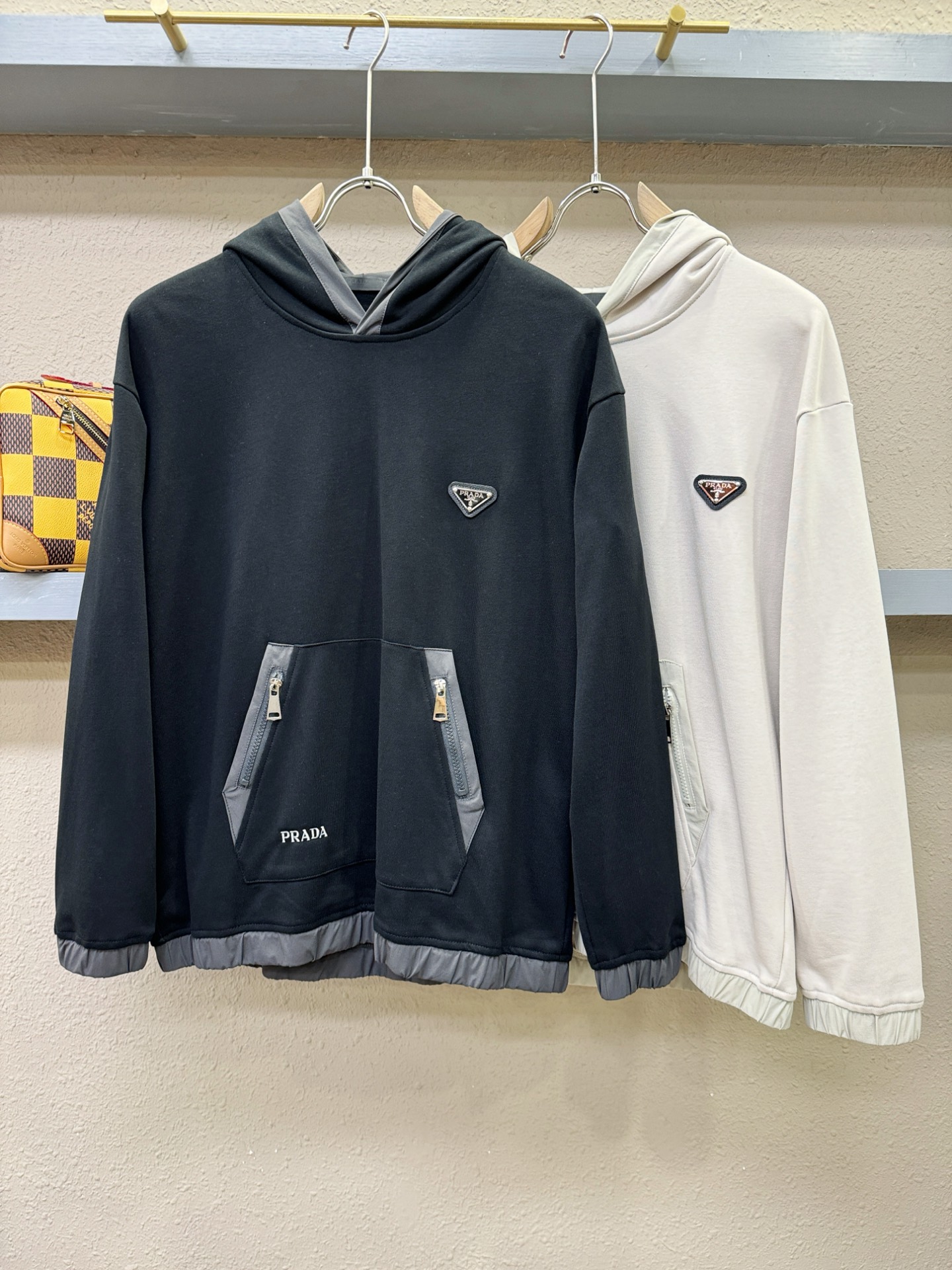 PRADA 普拉达 2025ss秋冬新品 长袖带帽卫衣，经典Logo设计，百搭款 官网同步发售 定制面料