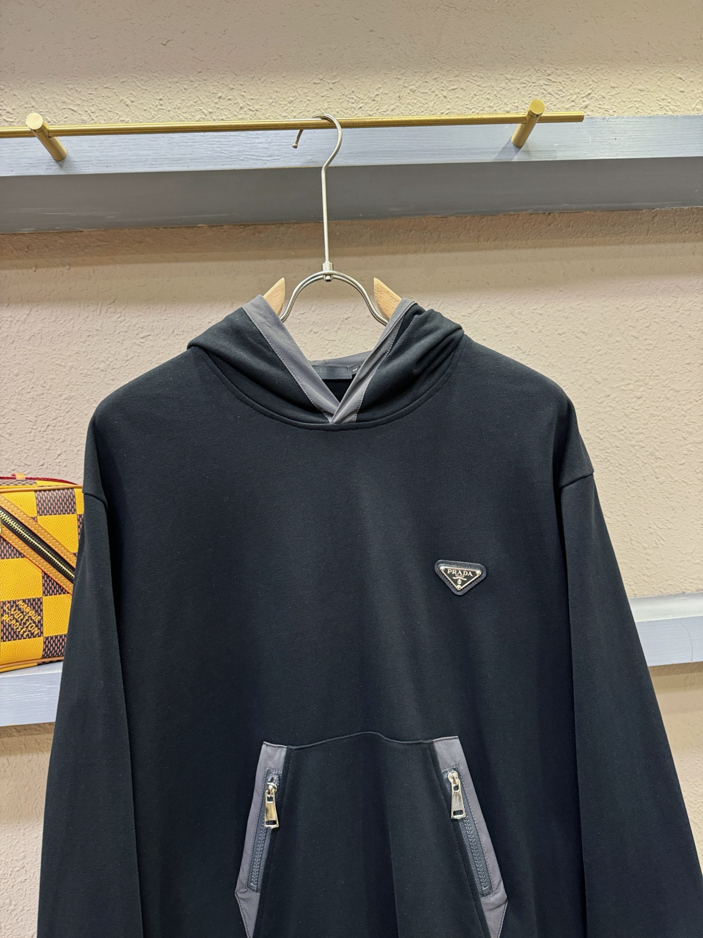 PRADA 普拉达 2025ss秋冬新品 长袖带帽卫衣，经典Logo设计，百搭款 官网同步发售 定制面料