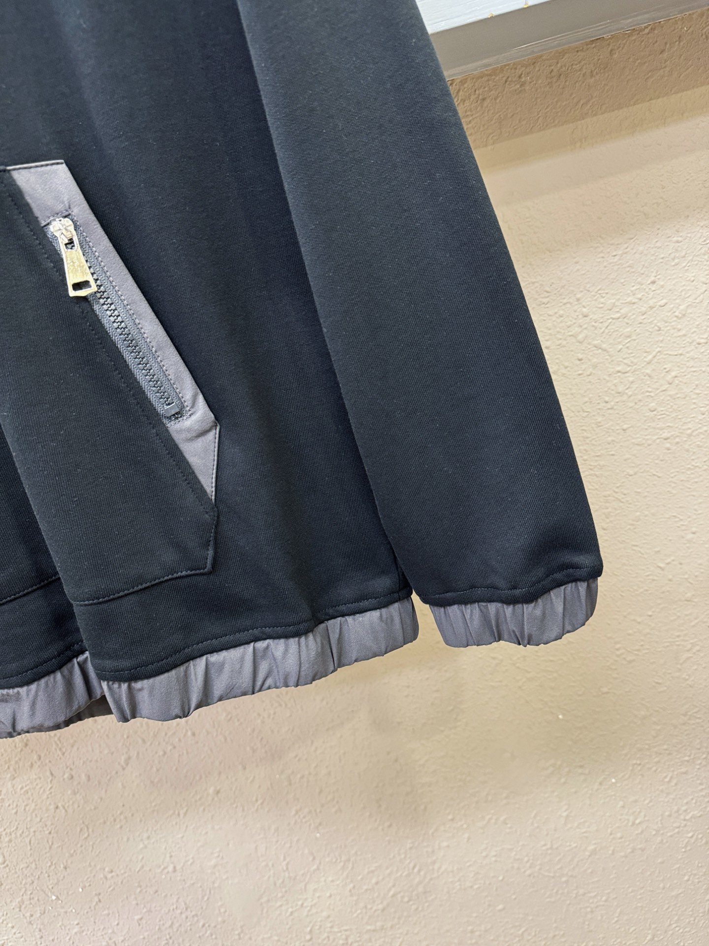 PRADA 普拉达 2025ss秋冬新品 长袖带帽卫衣，经典Logo设计，百搭款 官网同步发售 定制面料