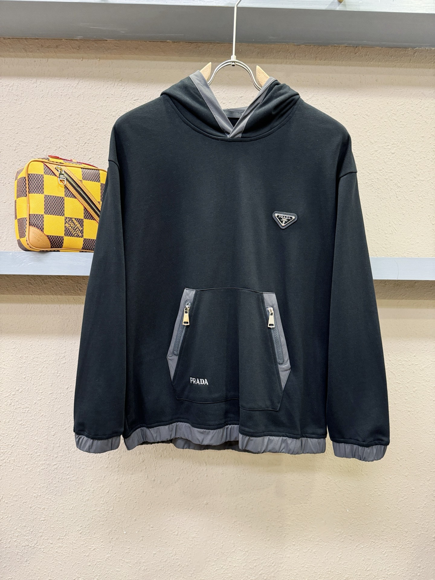 PRADA 普拉达 2025ss秋冬新品 长袖带帽卫衣，经典Logo设计，百搭款 官网同步发售 定制面料