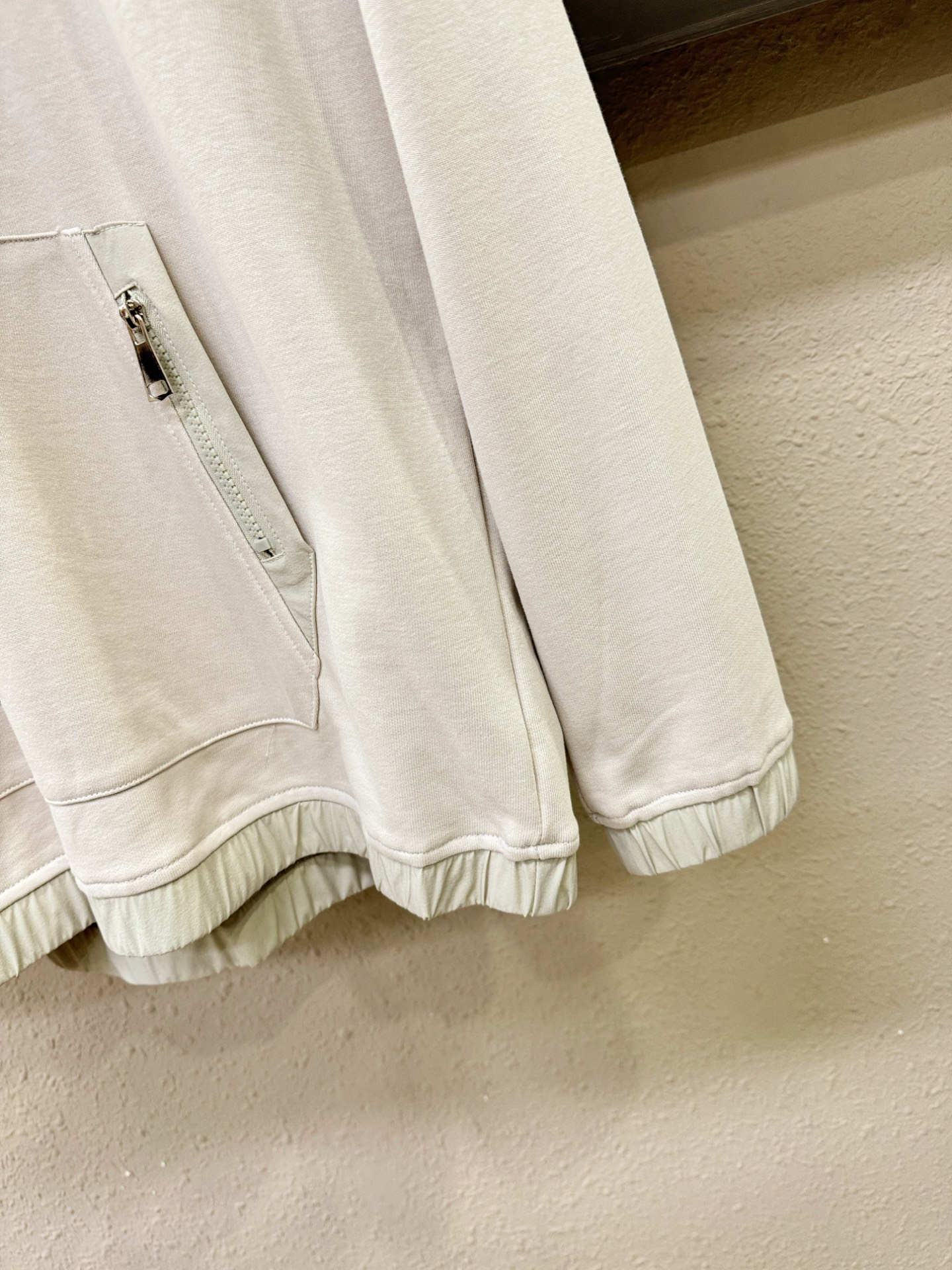 PRADA 普拉达 2025ss秋冬新品 长袖带帽卫衣，经典Logo设计，百搭款 官网同步发售 定制面料