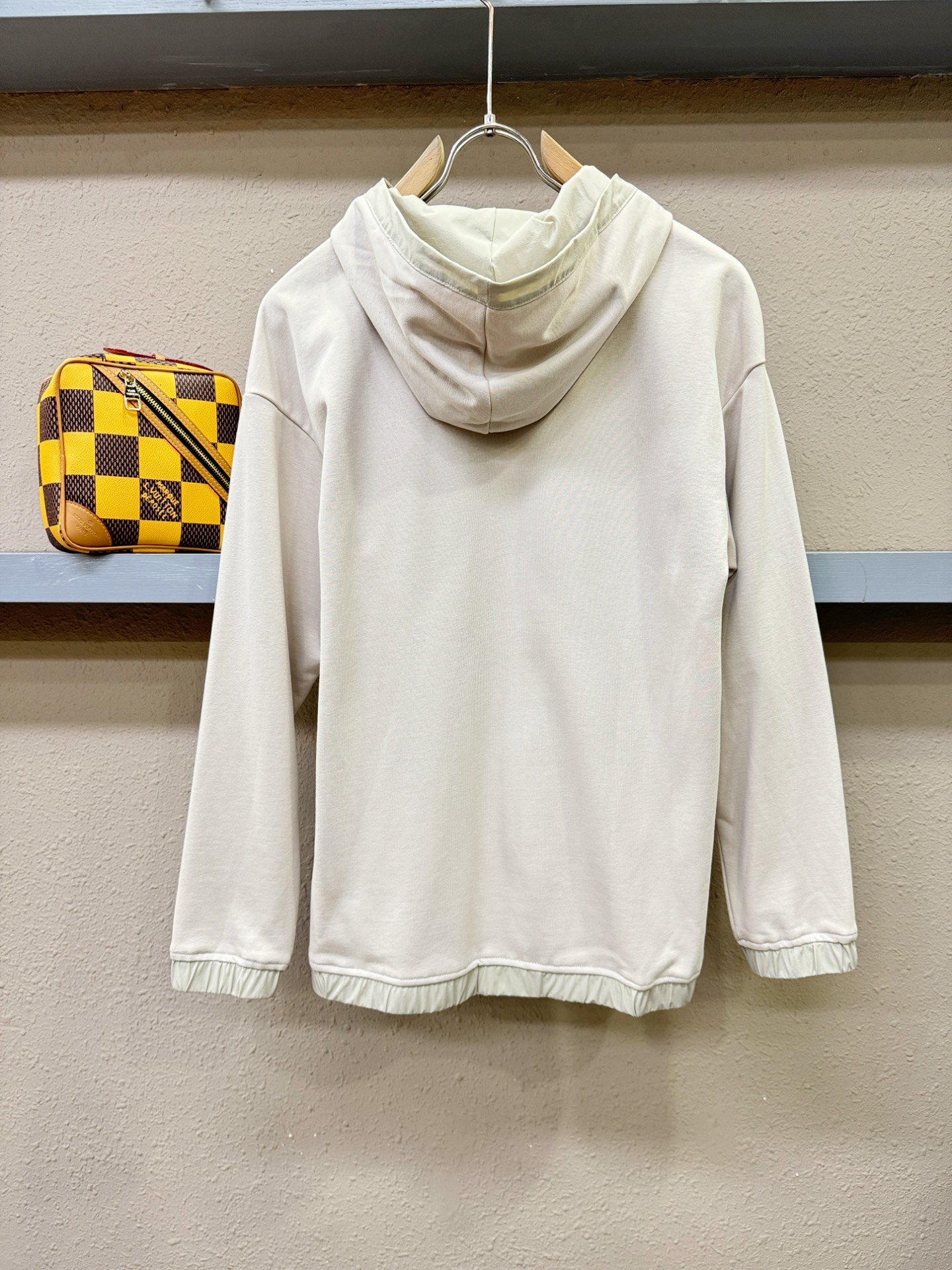 PRADA 普拉达 2025ss秋冬新品 长袖带帽卫衣，经典Logo设计，百搭款 官网同步发售 定制面料