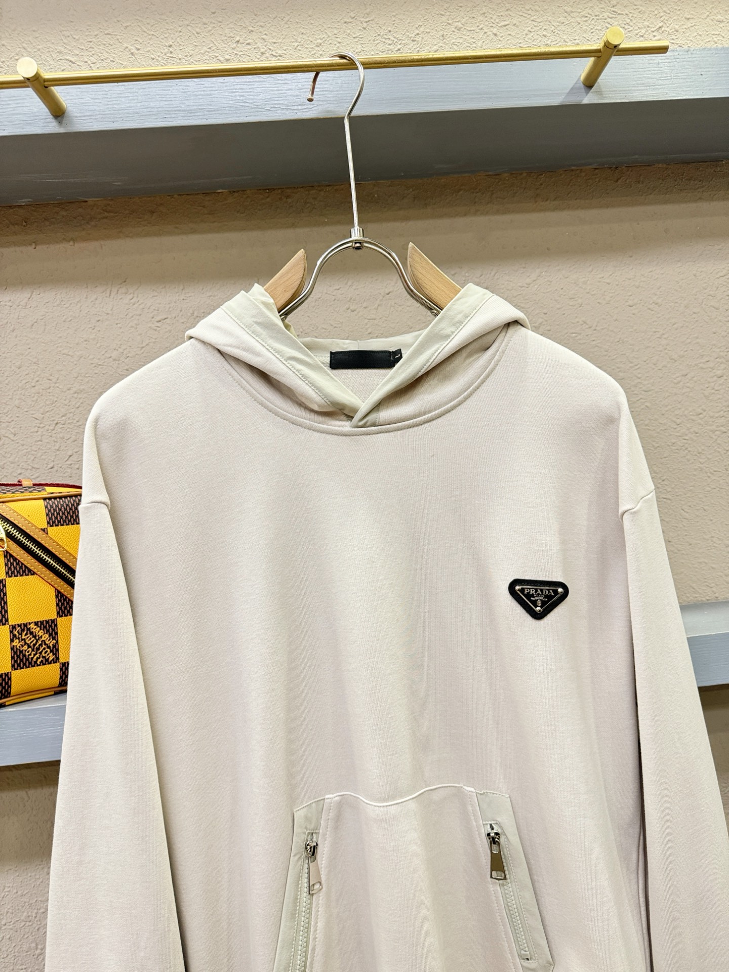 PRADA 普拉达 2025ss秋冬新品 长袖带帽卫衣，经典Logo设计，百搭款 官网同步发售 定制面料