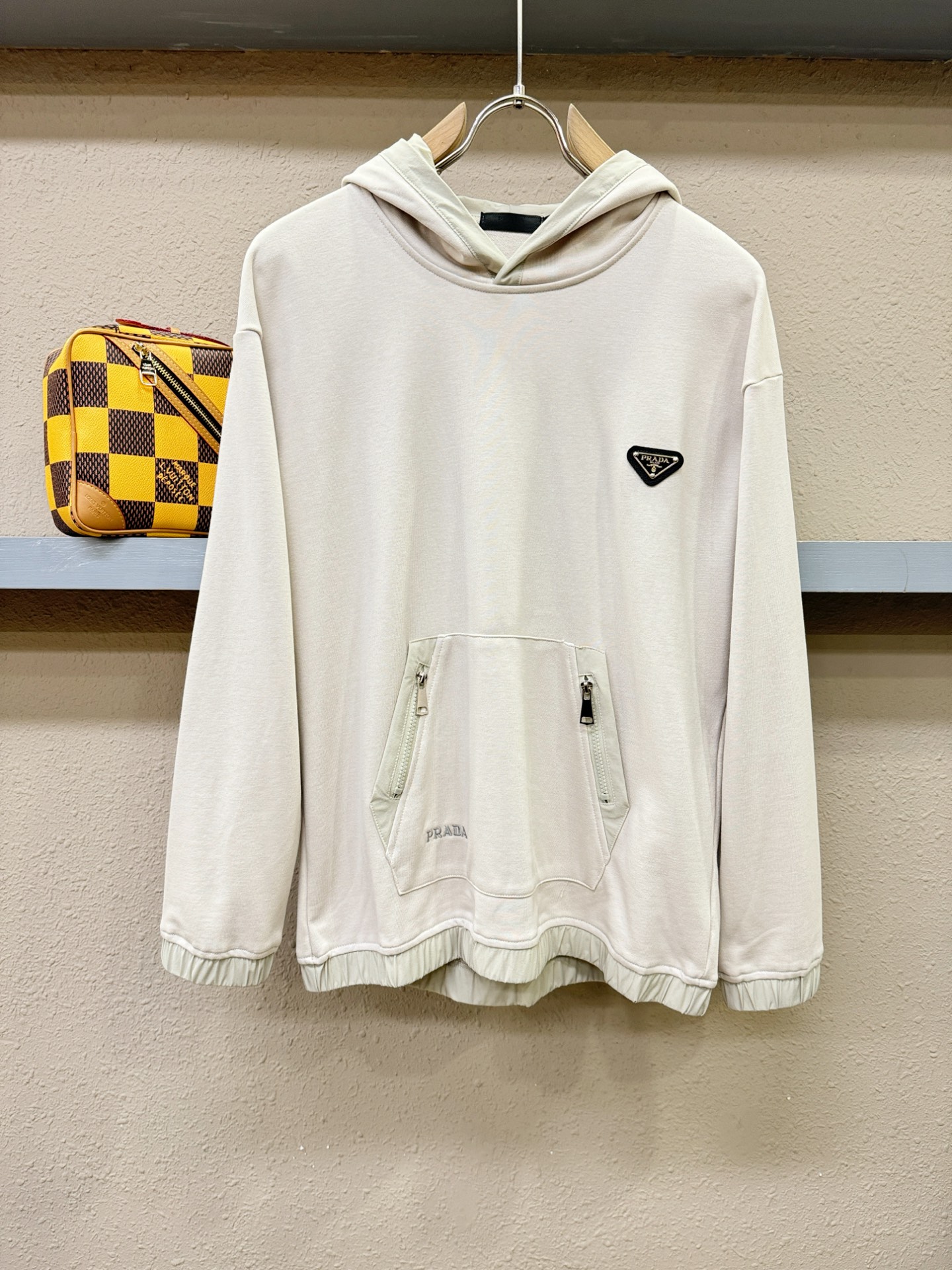 PRADA 普拉达 2025ss秋冬新品 长袖带帽卫衣，经典Logo设计，百搭款 官网同步发售 定制面料