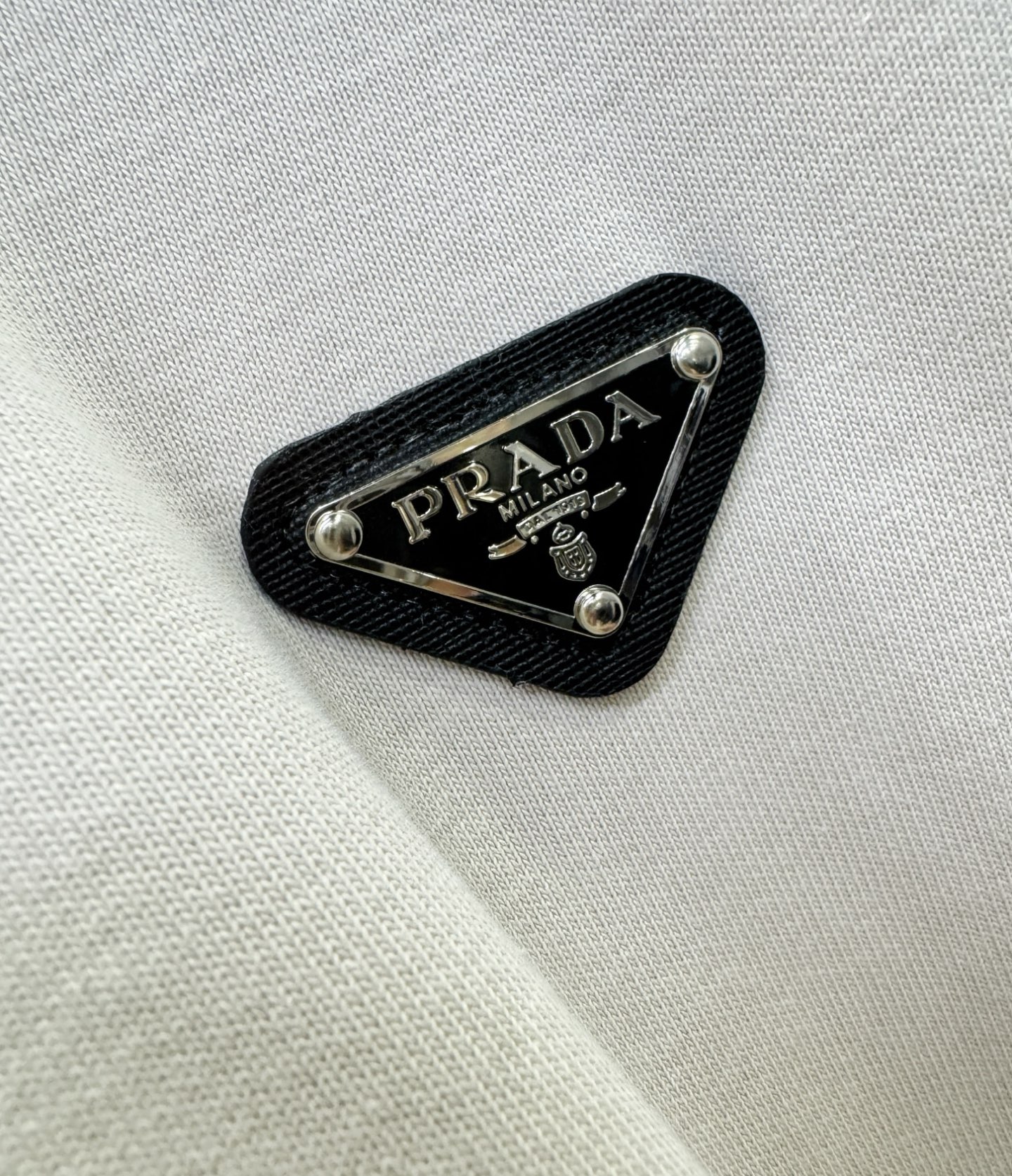 PRADA 普拉达 2025ss秋冬新品 长袖带帽卫衣，经典Logo设计，百搭款 官网同步发售 定制面料