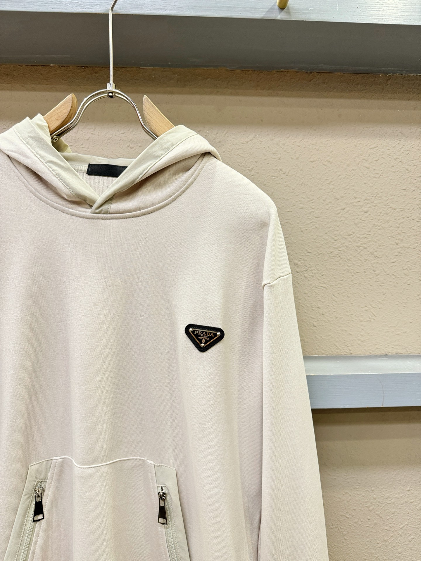 PRADA 普拉达 2025ss秋冬新品 长袖带帽卫衣，经典Logo设计，百搭款 官网同步发售 定制面料
