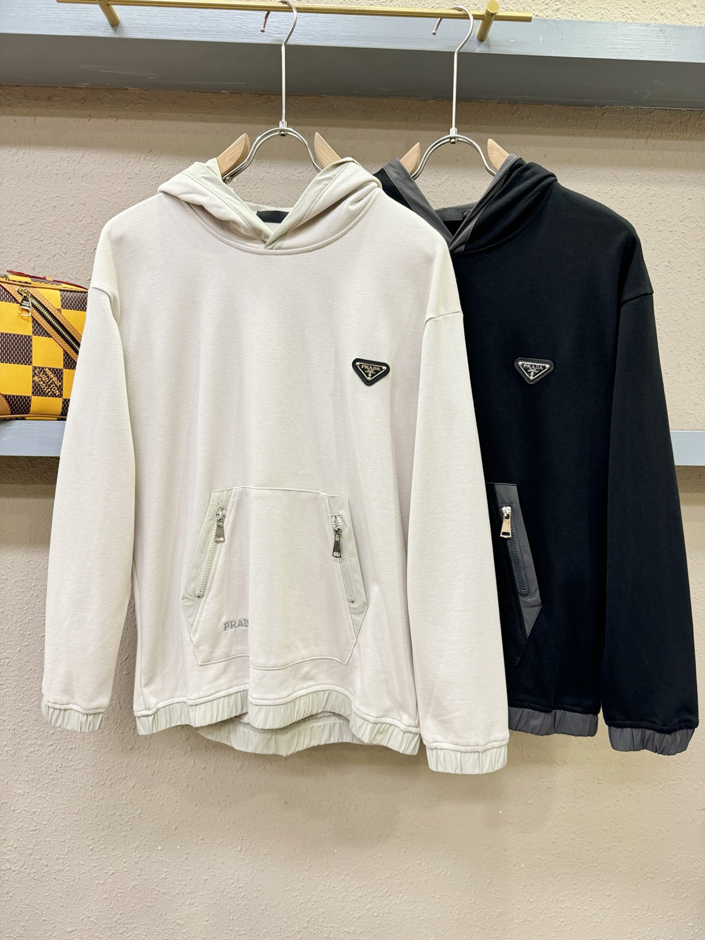 PRADA 普拉达 2025ss秋冬新品 长袖带帽卫衣，经典Logo设计，百搭款 官网同步发售 定制面料