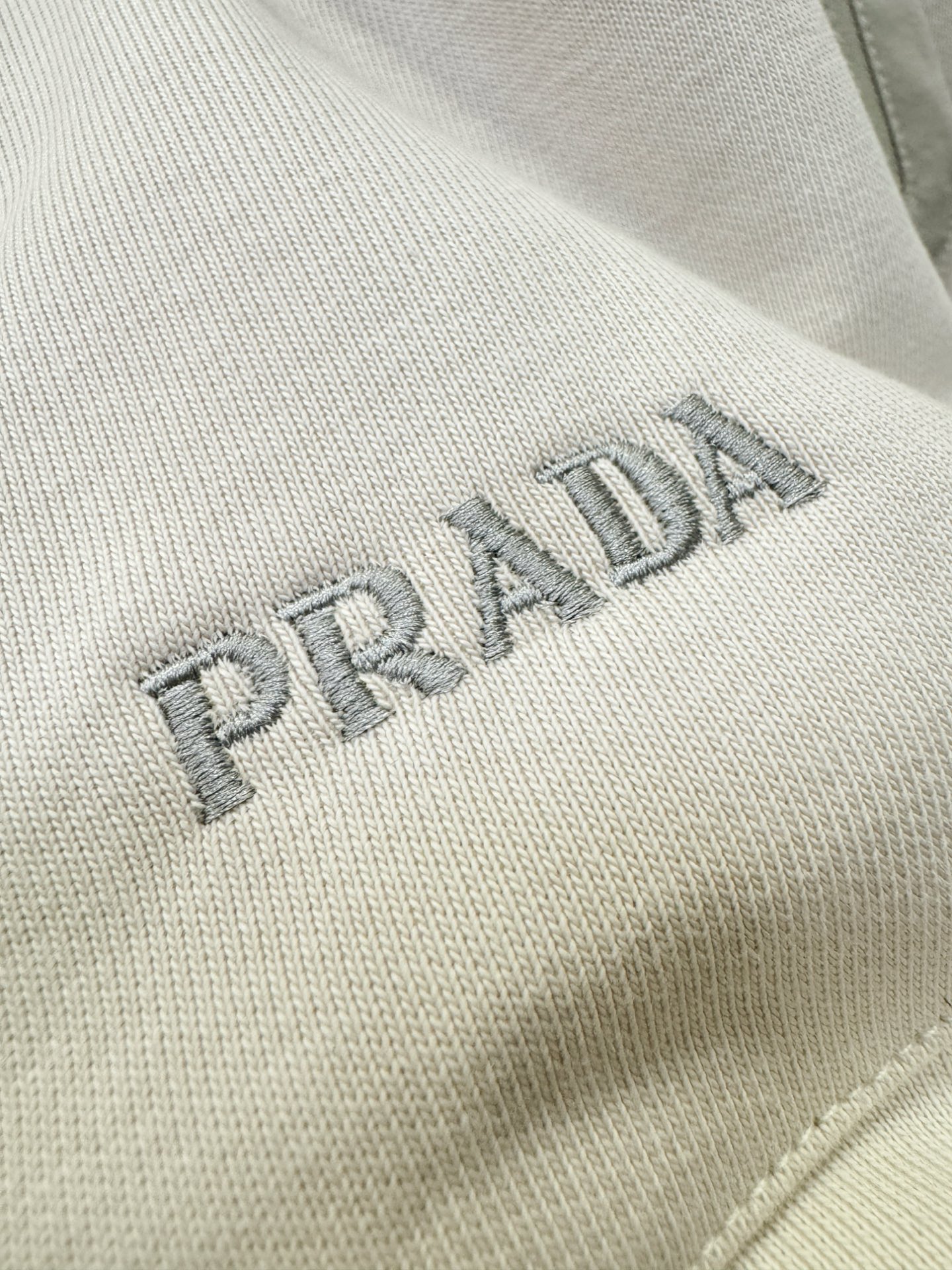 PRADA 普拉达 2025ss秋冬新品 长袖带帽卫衣，经典Logo设计，百搭款 官网同步发售 定制面料
