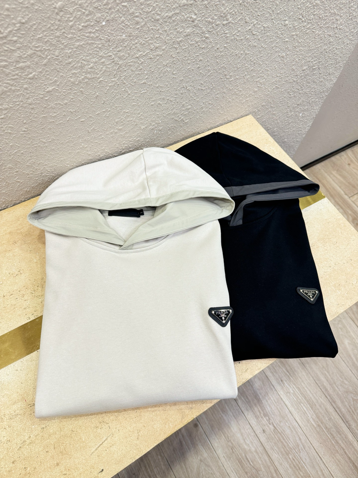 PRADA 普拉达 2025ss秋冬新品 长袖带帽卫衣，经典Logo设计，百搭款 官网同步发售 定制面料