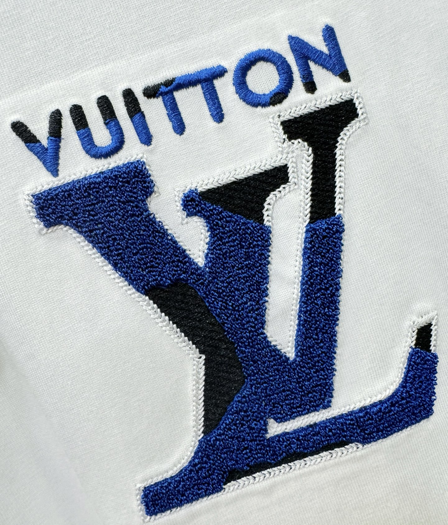 LV路易威登 2025ss秋冬新品 长袖T恤，经典Logo设计，百搭款 官网同步发售 定制面料，柔软细腻