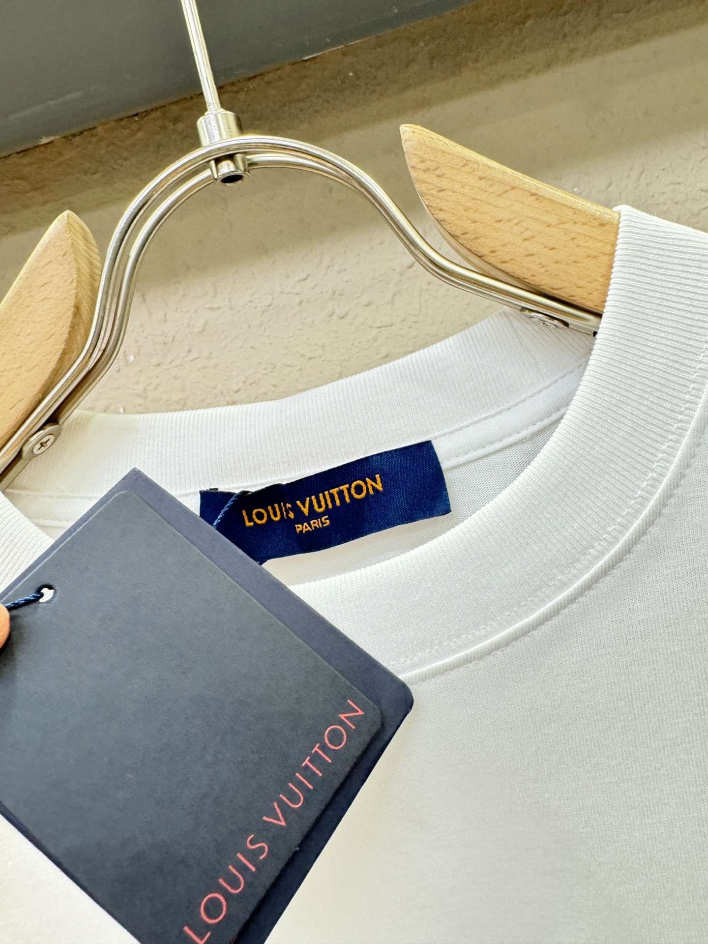 LV路易威登 2025ss秋冬新品 长袖T恤，经典Logo设计，百搭款 官网同步发售 定制面料，柔软细腻