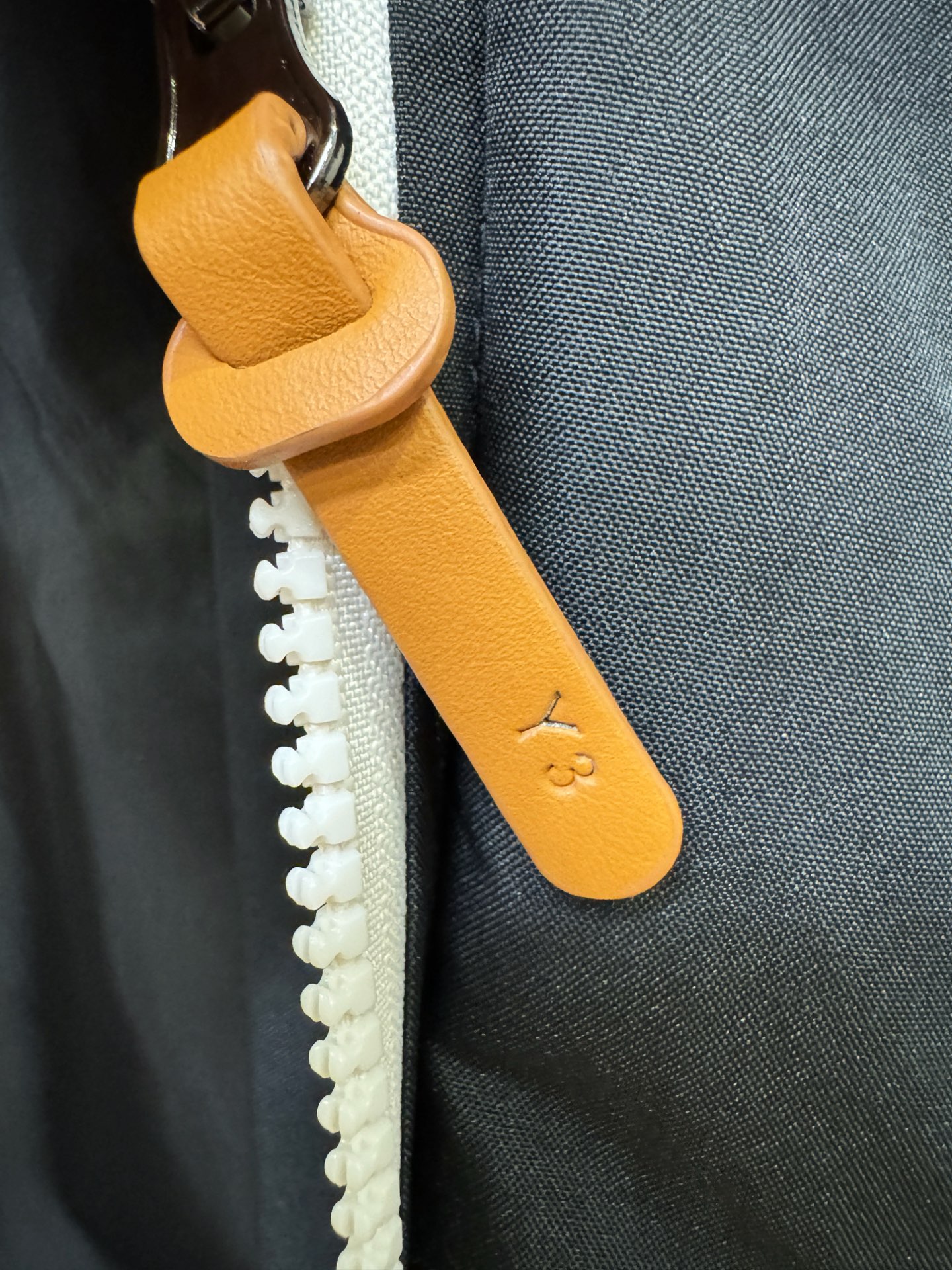 Y-3 2025秋冬新款夹克外套，原单狠货 意大利进口面料时尚夹克外套。欧洲专柜同步，上身更随意大方，专