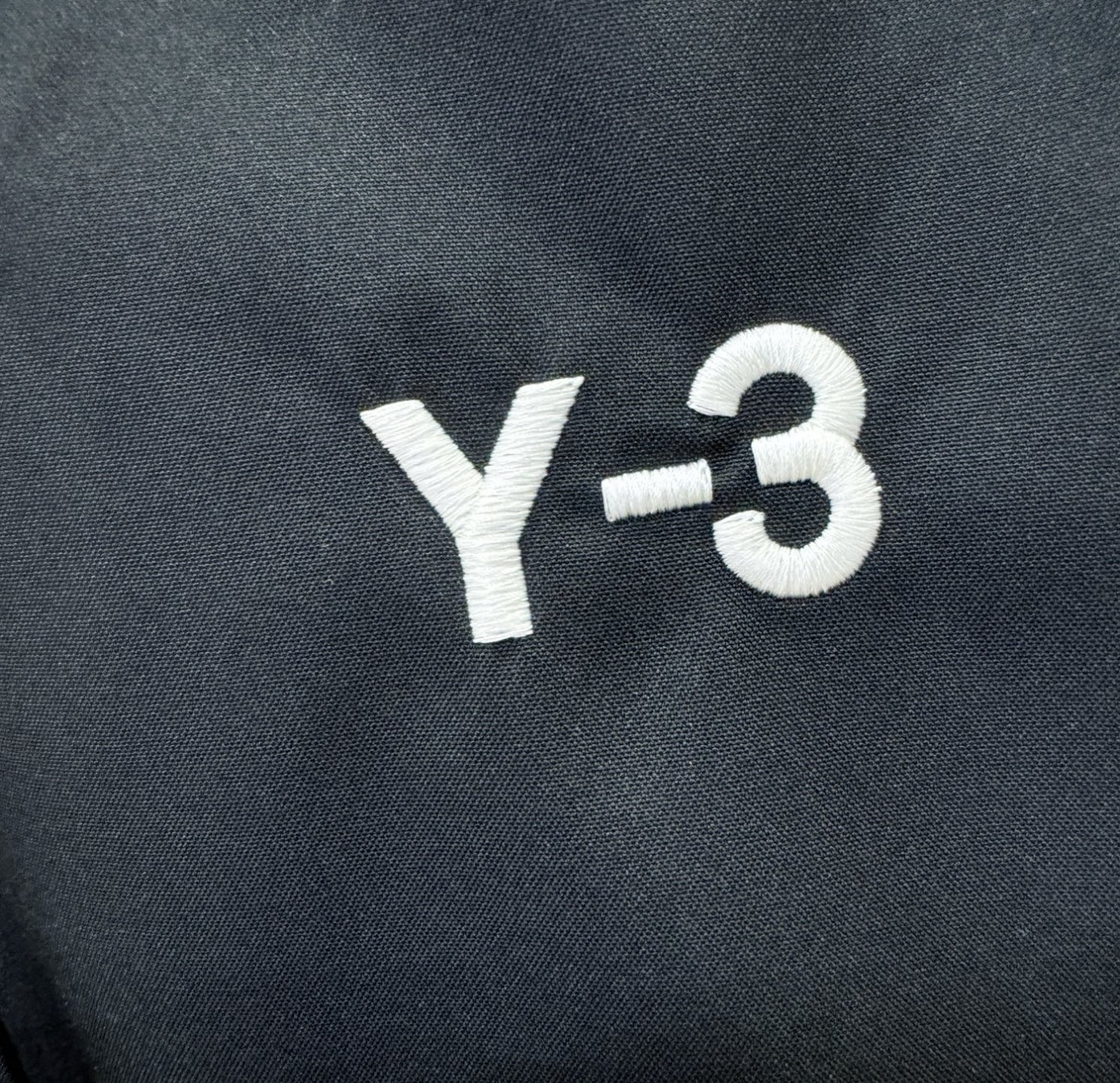 Y-3 2025秋冬新款夹克外套，原单狠货 意大利进口面料时尚夹克外套。欧洲专柜同步，上身更随意大方，专