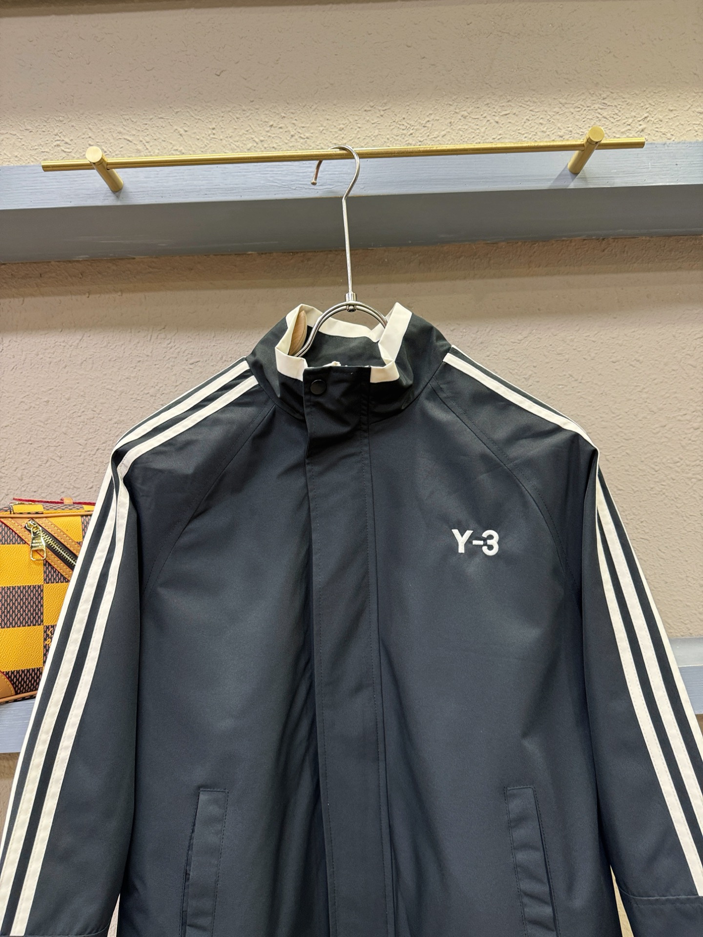 Y-3 2025秋冬新款夹克外套，原单狠货 意大利进口面料时尚夹克外套。欧洲专柜同步，上身更随意大方，专