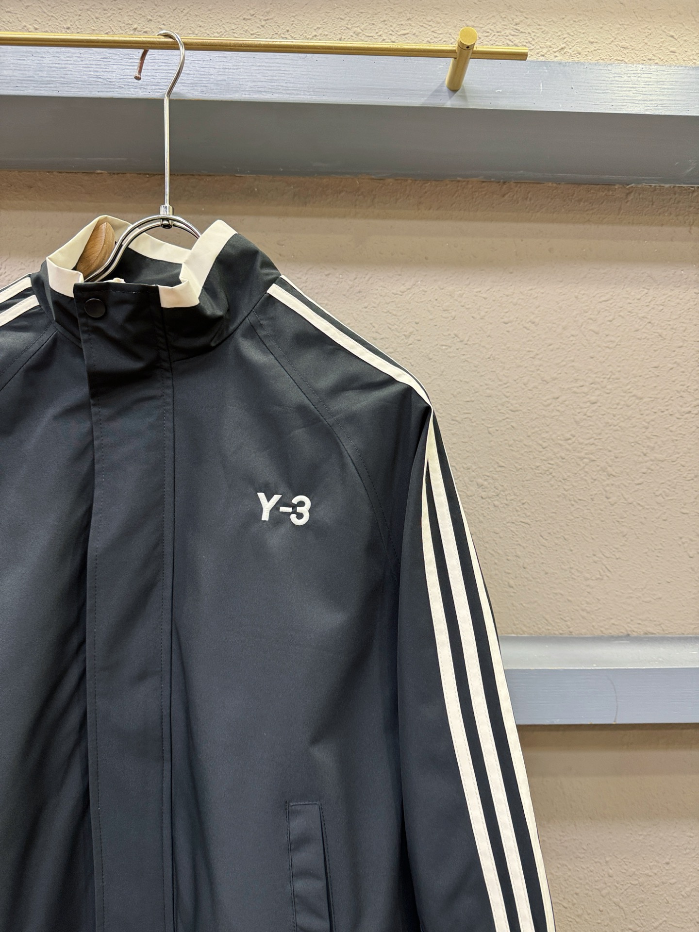 Y-3 2025秋冬新款夹克外套，原单狠货 意大利进口面料时尚夹克外套。欧洲专柜同步，上身更随意大方，专