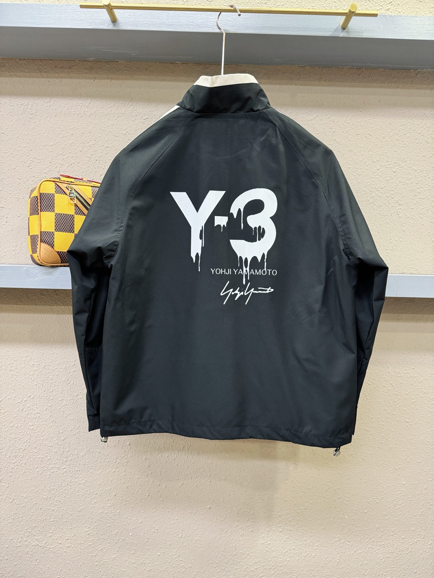 Y-3 2025秋冬新款夹克外套，原单狠货 意大利进口面料时尚夹克外套。欧洲专柜同步，上身更随意大方，专