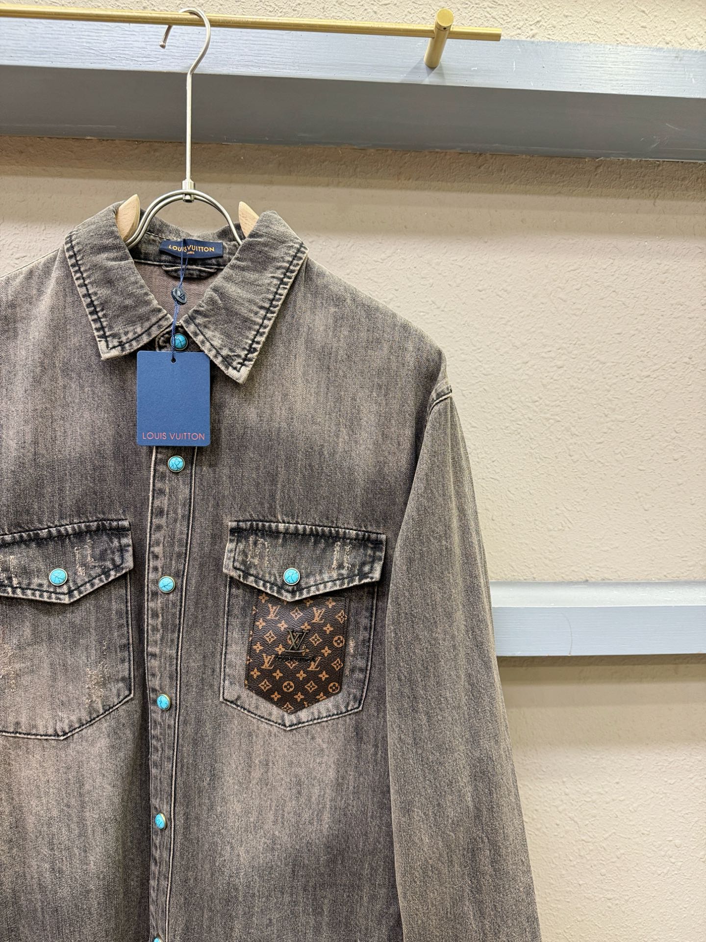 LV路易威登 2025春夏新品牛仔衬衫，时装圈人气极为火热的单品，是时尚大咖们最炙手可热扭造型的必入尤物