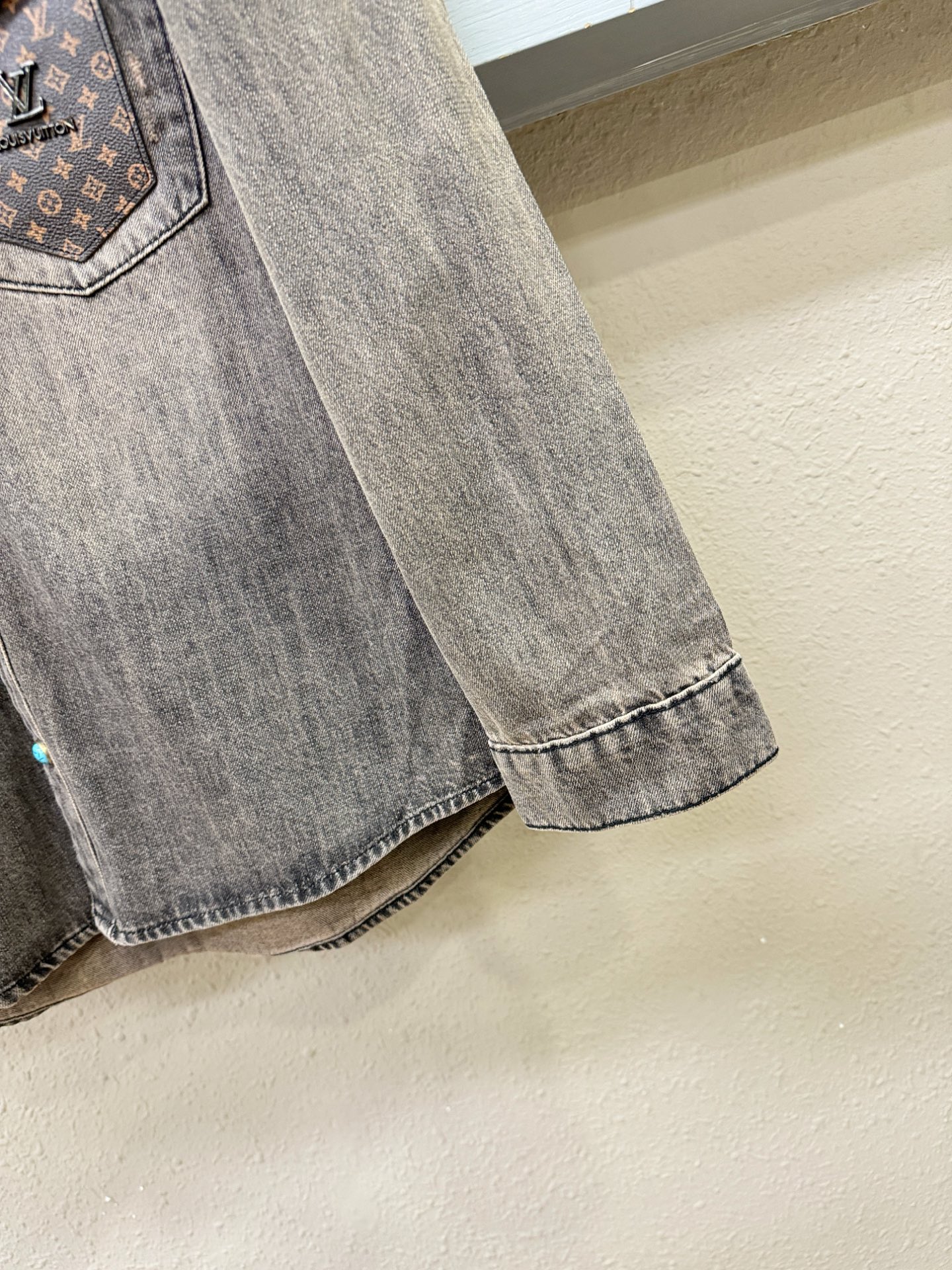 LV路易威登 2025春夏新品牛仔衬衫，时装圈人气极为火热的单品，是时尚大咖们最炙手可热扭造型的必入尤物