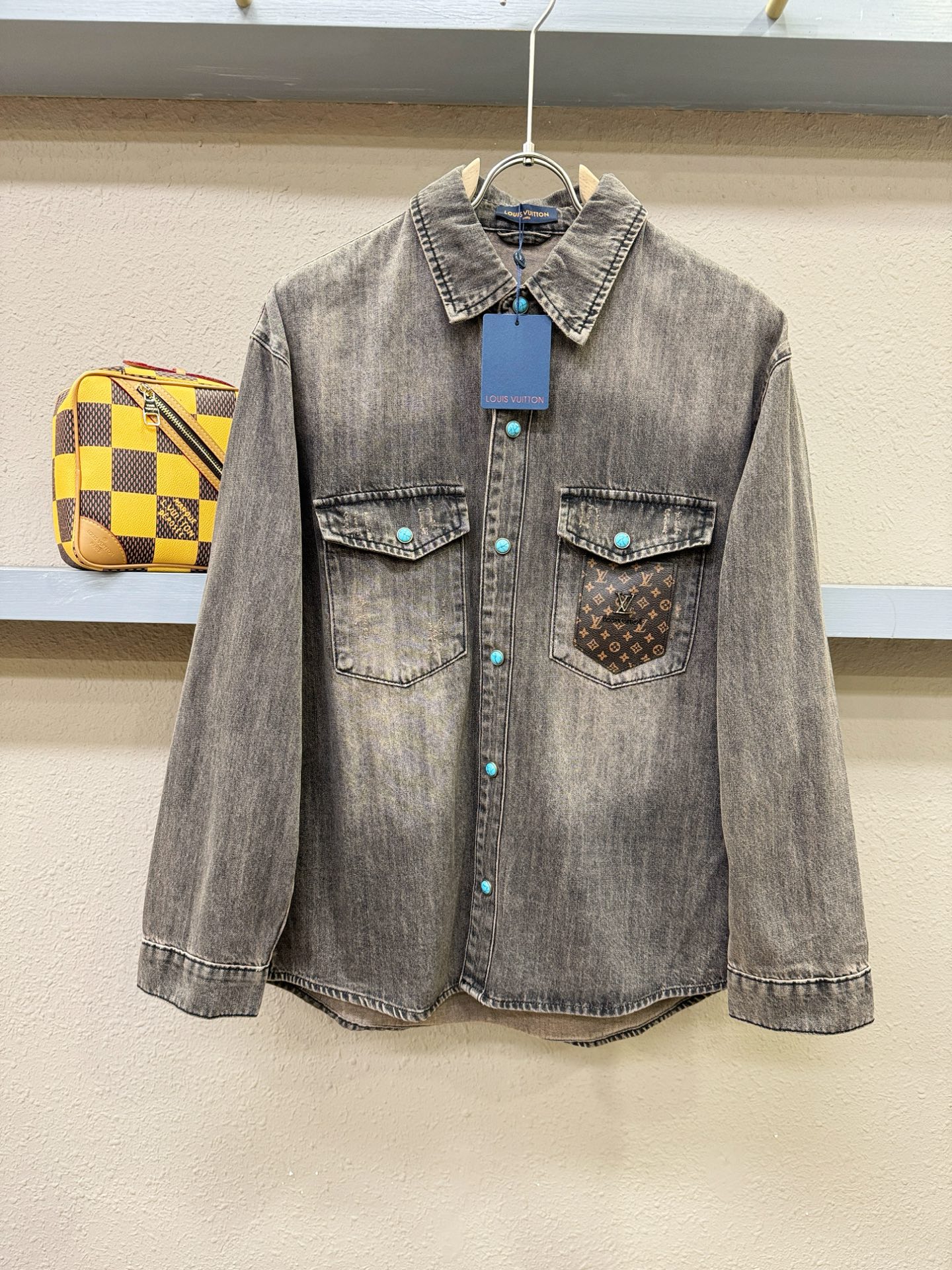 LV路易威登 2025春夏新品牛仔衬衫，时装圈人气极为火热的单品，是时尚大咖们最炙手可热扭造型的必入尤物