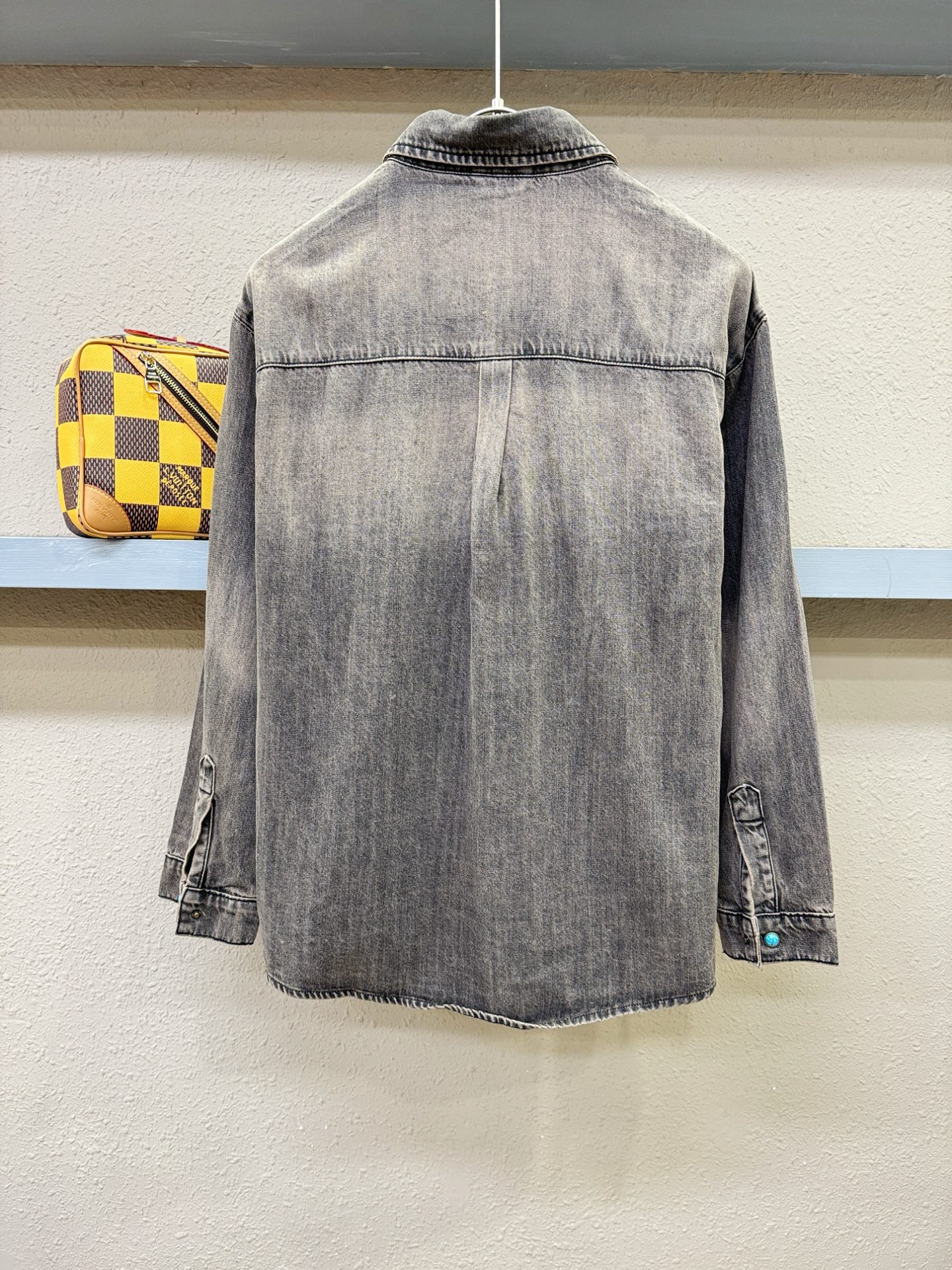 LV路易威登 2025春夏新品牛仔衬衫，时装圈人气极为火热的单品，是时尚大咖们最炙手可热扭造型的必入尤物