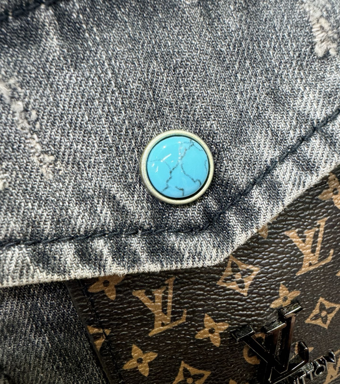 LV路易威登 2025春夏新品牛仔衬衫，时装圈人气极为火热的单品，是时尚大咖们最炙手可热扭造型的必入尤物