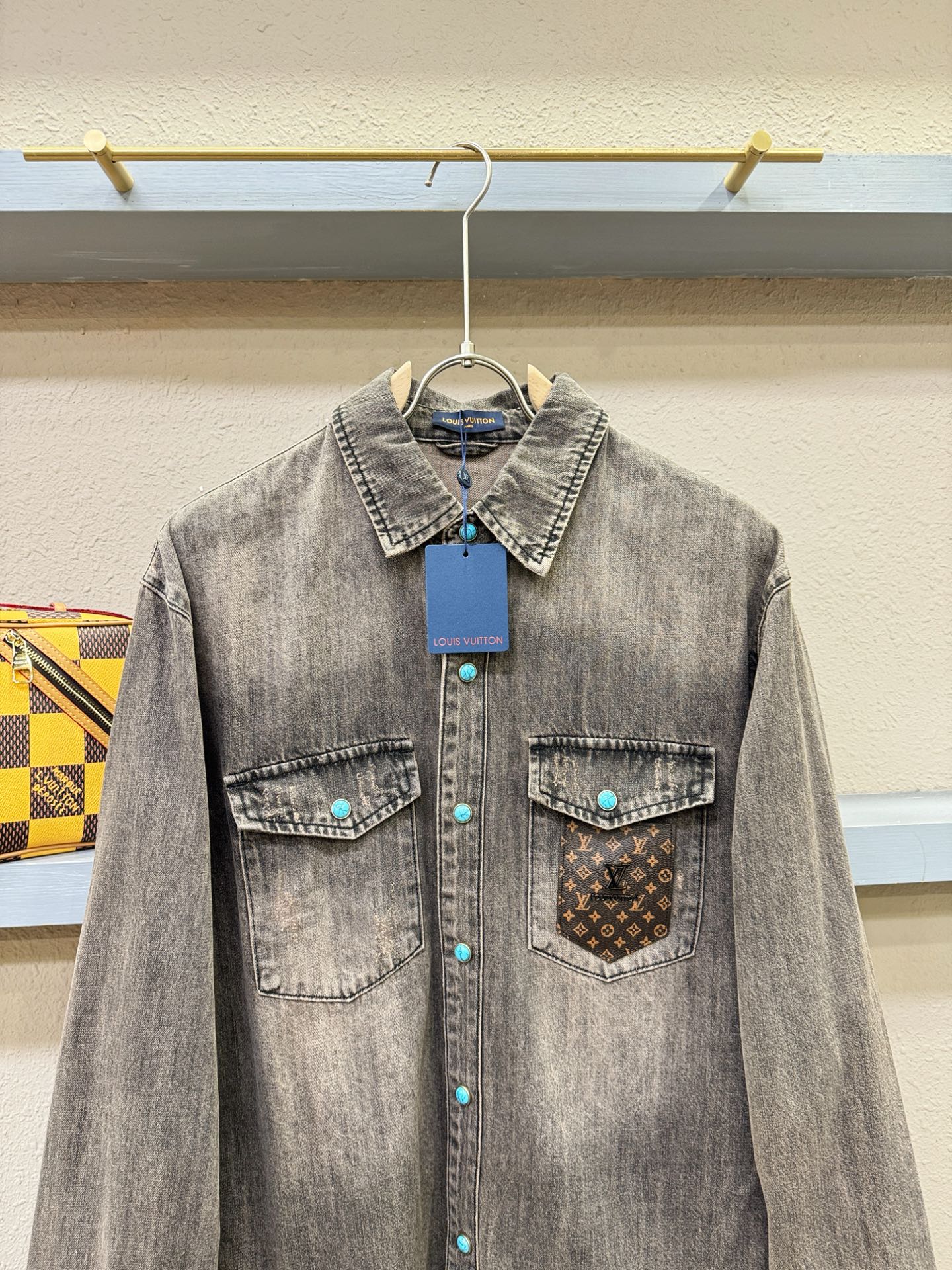 LV路易威登 2025春夏新品牛仔衬衫，时装圈人气极为火热的单品，是时尚大咖们最炙手可热扭造型的必入尤物