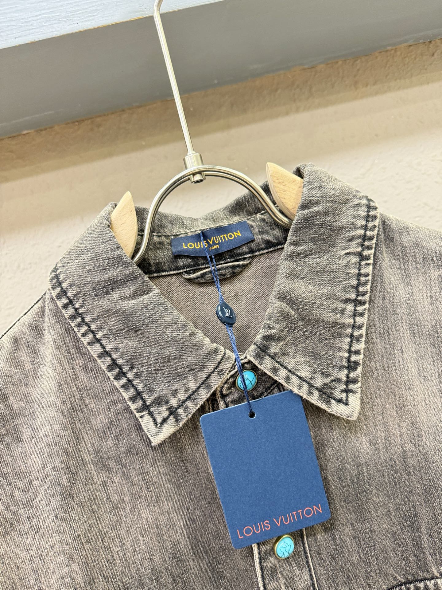 LV路易威登 2025春夏新品牛仔衬衫，时装圈人气极为火热的单品，是时尚大咖们最炙手可热扭造型的必入尤物