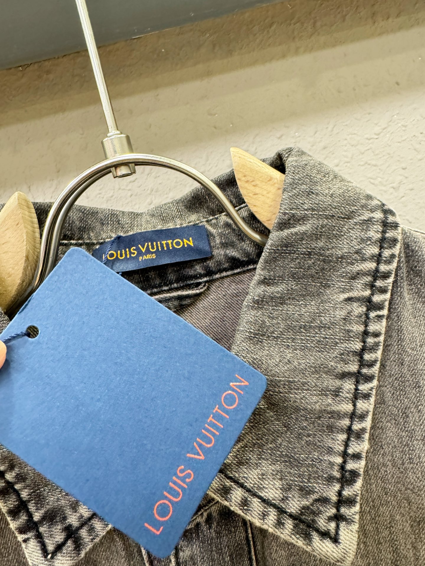 LV路易威登 2025春夏新品牛仔衬衫，时装圈人气极为火热的单品，是时尚大咖们最炙手可热扭造型的必入尤物