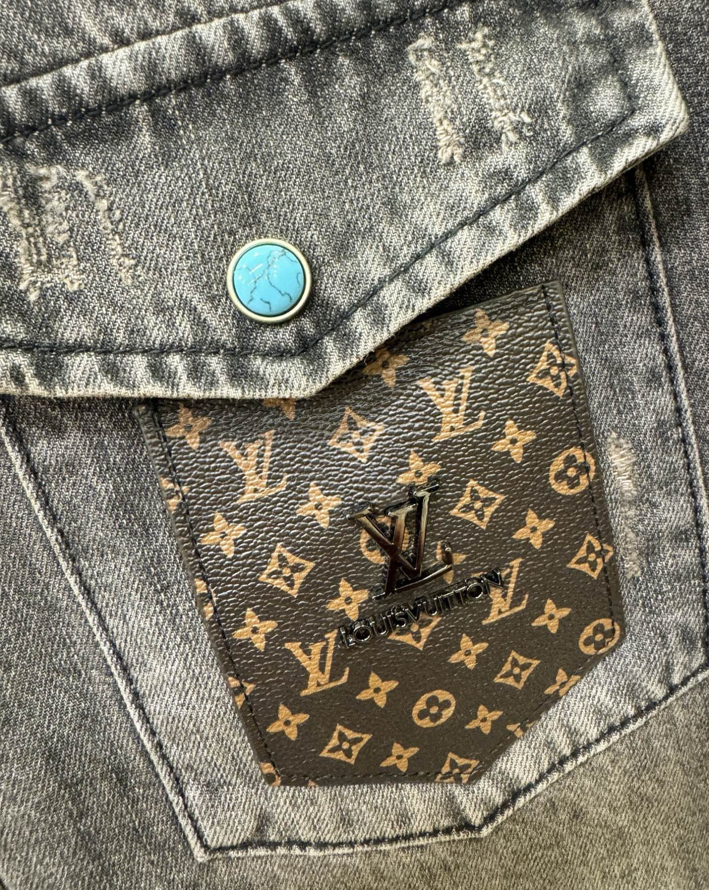 LV路易威登 2025春夏新品牛仔衬衫，时装圈人气极为火热的单品，是时尚大咖们最炙手可热扭造型的必入尤物