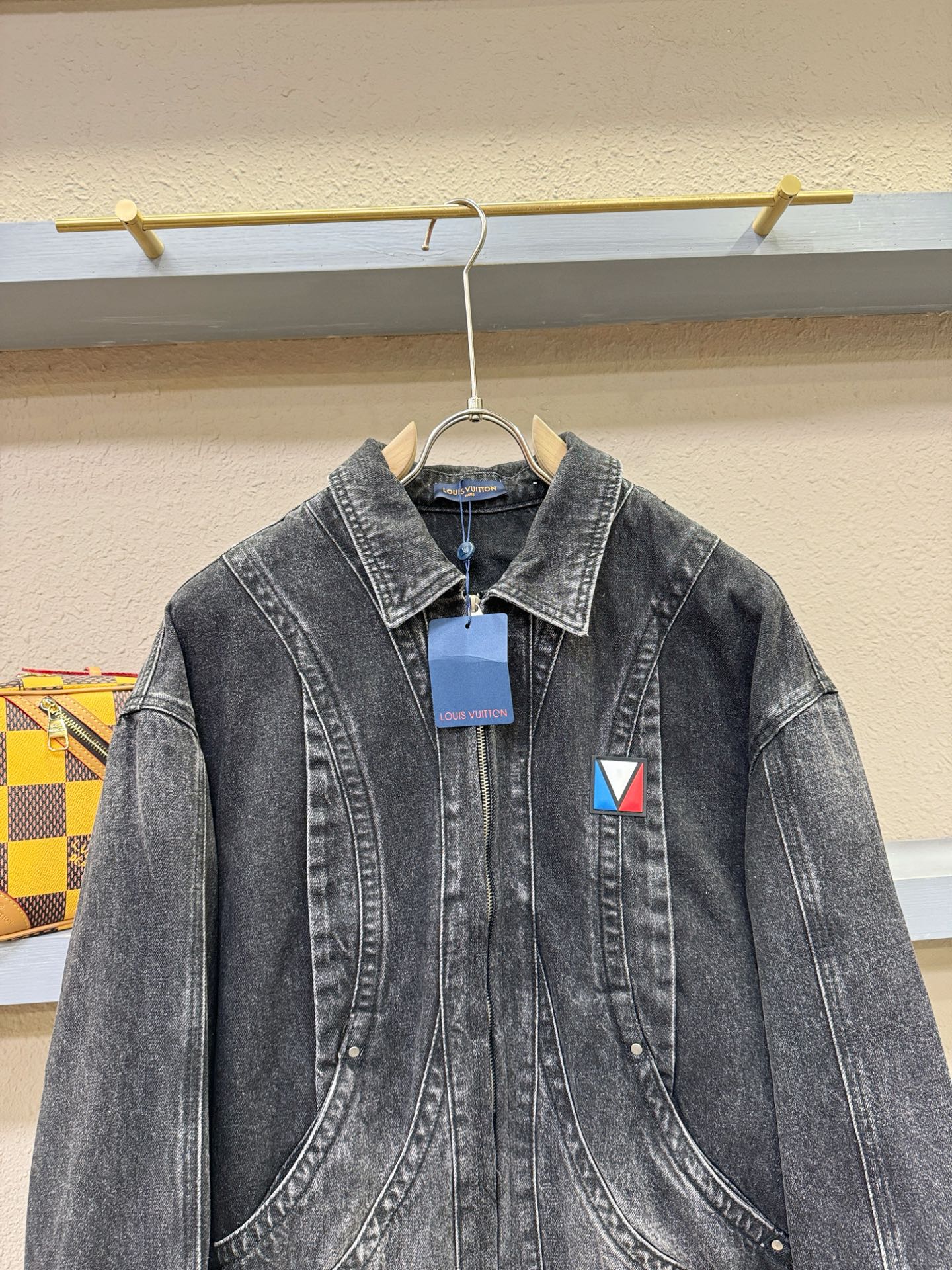 LV路易威登 2025新品男女同款牛仔外套，时装圈人气极为火热的单品，是时尚大咖们最炙手可热扭造型的必入