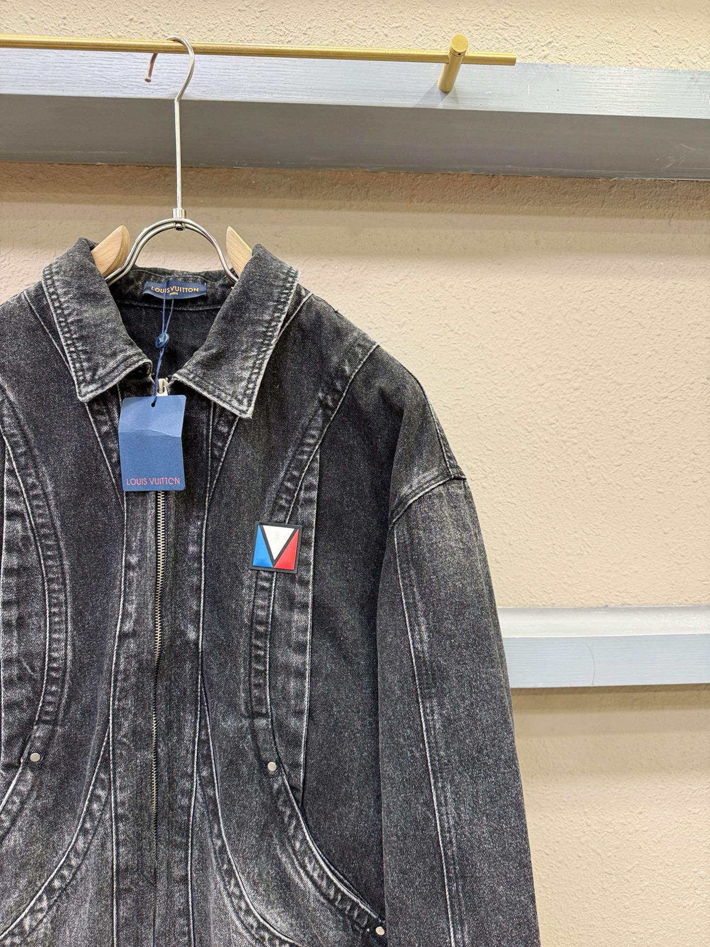 LV路易威登 2025新品男女同款牛仔外套，时装圈人气极为火热的单品，是时尚大咖们最炙手可热扭造型的必入