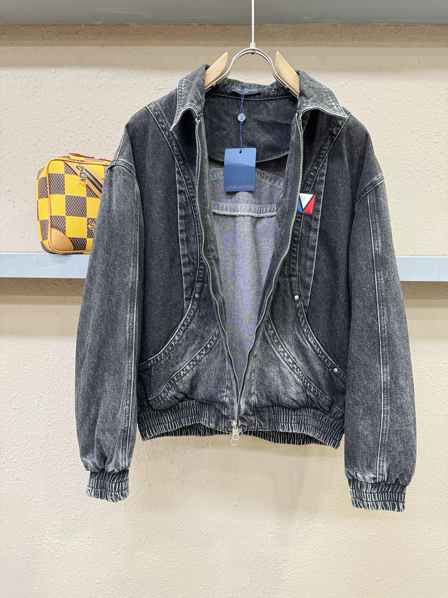 LV路易威登 2025新品男女同款牛仔外套，时装圈人气极为火热的单品，是时尚大咖们最炙手可热扭造型的必入
