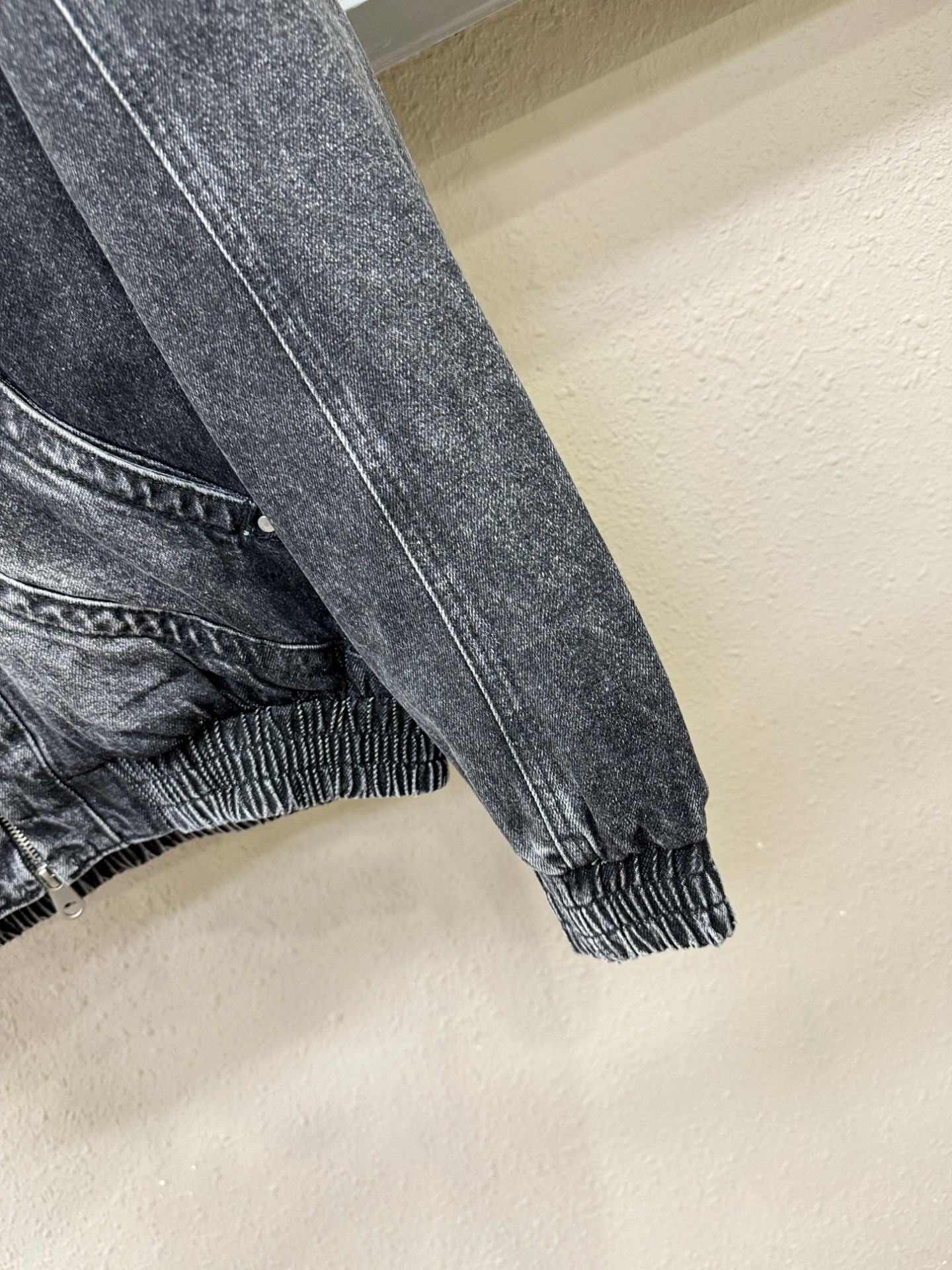 LV路易威登 2025新品男女同款牛仔外套，时装圈人气极为火热的单品，是时尚大咖们最炙手可热扭造型的必入