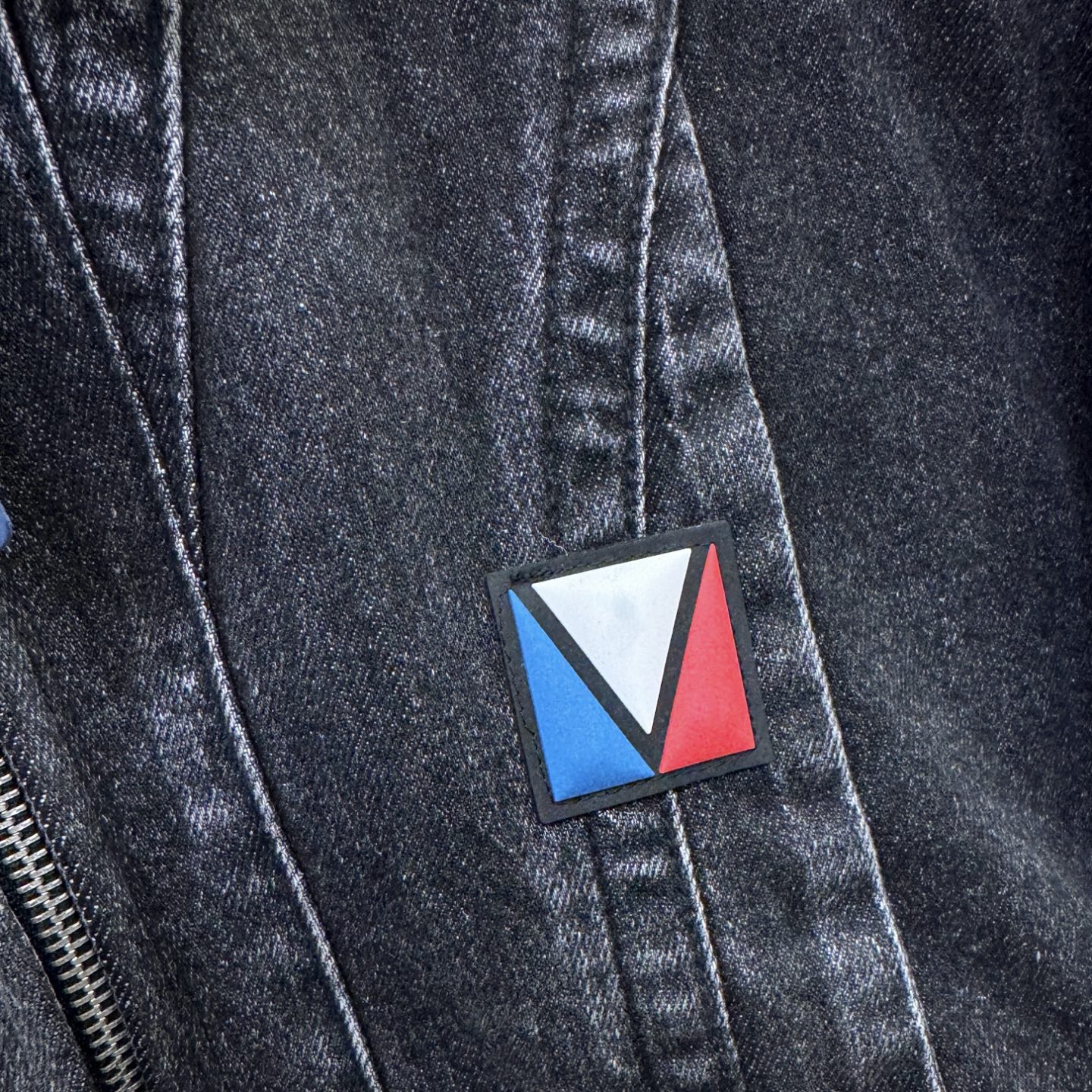 LV路易威登 2025新品男女同款牛仔外套，时装圈人气极为火热的单品，是时尚大咖们最炙手可热扭造型的必入