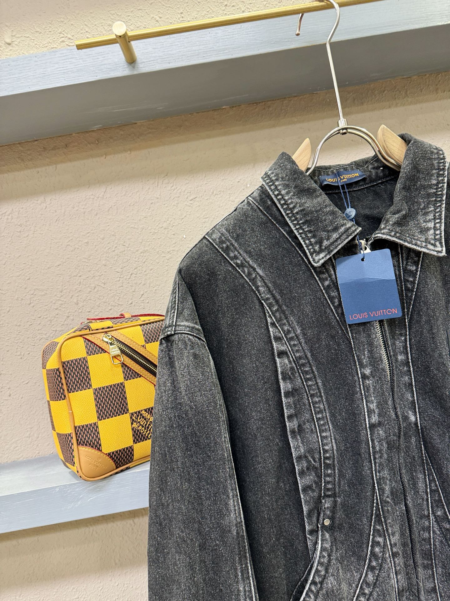 LV路易威登 2025新品男女同款牛仔外套，时装圈人气极为火热的单品，是时尚大咖们最炙手可热扭造型的必入